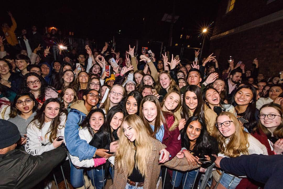 サブリナ・カーペンターさんのインスタグラム写真 - (サブリナ・カーペンターInstagram)「montclair. NJ i was a little taken aback at how incredible u were. there were so many moments last night that i was speechless on stage cause i had to take in what i was seeing/hearing right in front of me. then i came outside to this and my heart literally exploded. (not literally.. but as close to that as it gets) i can’t wait to come back 🖤 DC see u tonight!」3月11日 1時52分 - sabrinacarpenter