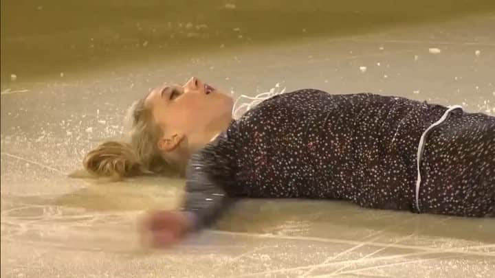 のインスタグラム：「Sia Gala performance ‘sit’ spins 😜🖤 #SerafimaSakhanovich #СерафимаСаханович #AlexandraTrusova #АлександраТрусова」