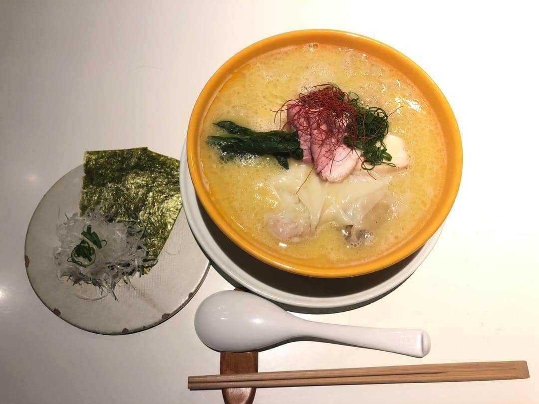 村上佳菜子さんのインスタグラム写真 - (村上佳菜子Instagram)「. . . 夜中の食Photo . 最近は地方に行ったらラーメン！ ...という事でラーメンにハマって いる私でござんす。 . ただ、最近わかったのは、私が 好きなスープのテイストはズバリ …白鶏湯ラーメン！！！！ . いや、醤油や味噌や豚骨も大好きなのよ！ でもね、群を抜いて好きなのは 白鶏湯ラーメン！！ そして、未だ佳菜子ランキング1位の座 を譲らないのが、京都のむらじさん。 @kyoto_gion_ramen_muraji  だってさ、だってよ？考えてみて？ 白鶏湯ラーメンにレモンよ…。 絶妙なこってり感にレモンのさっぱりよ？？ 途中かじっちゃったりしてさっ ああーーーー！ 最&高の何者でもないじゃない😭なける ただ私、村上佳菜子、 もっと色んな白鶏湯ラーメン 食べていきたいと思っとります！ …ていう謎の宣言。 . なぜにこの時間にラーメンUPした かというと、お腹すいたから我慢 するためです笑笑 . . そして、そして 最近好きな食べ物(甘いもの以外の食材)が 決まりました。 いい機会なので、伝えるわ！(誰に向けて？？) その名は…レンコン！！！ シャキシャキで根野菜の少しの土 っぽさが堪らん🤤🤤 . …以上！！寝よ！！笑 おやすみなさい！！！ . . @kyoto_gion_ramen_muraji  #むらじ #白鶏湯ラーメン #ラーメン #レンコン #お腹すいた #我慢 #寝る #Canaちゃんグルメ」3月11日 2時00分 - kanako_m_official