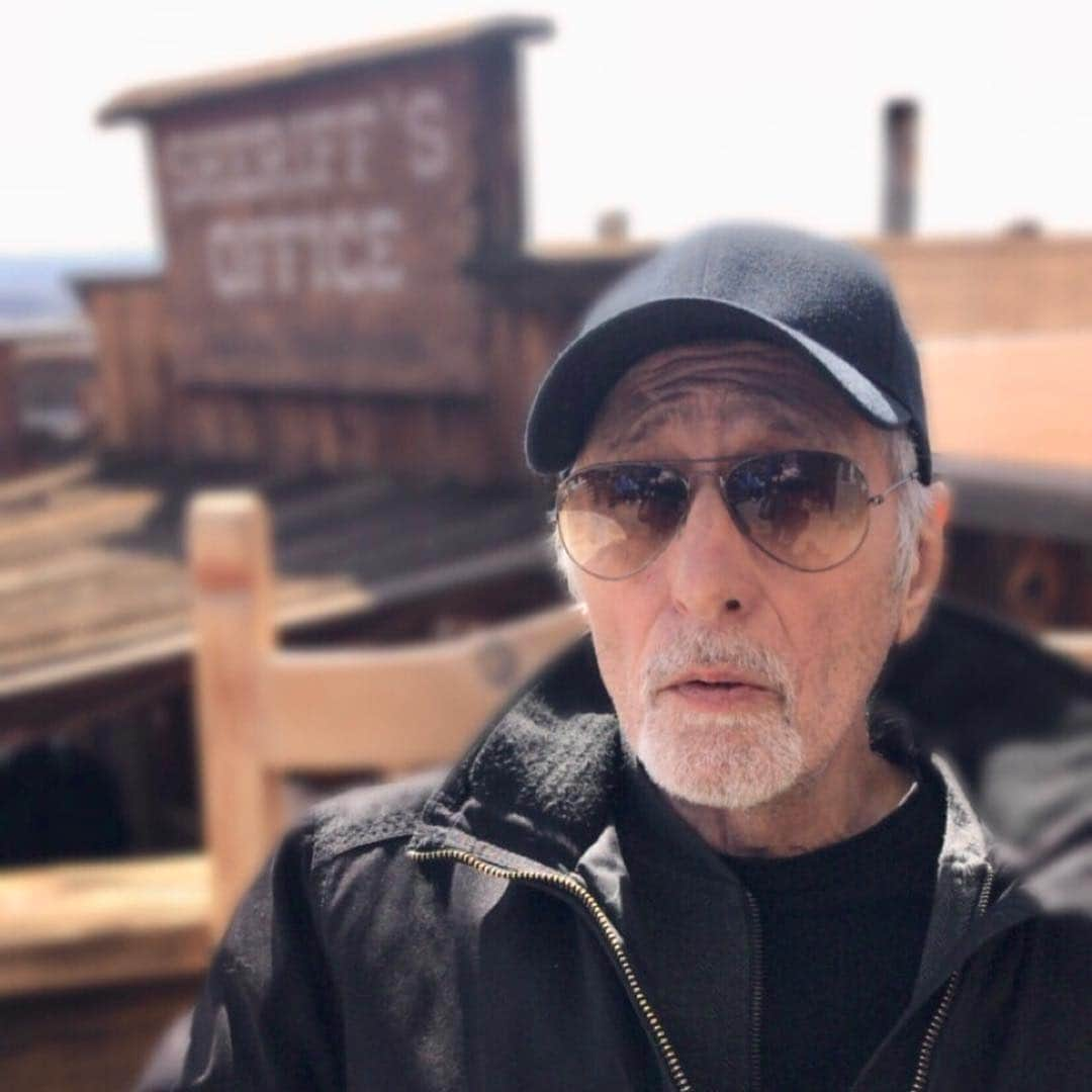 デイビット・マークスさんのインスタグラム写真 - (デイビット・マークスInstagram)「I had fun hanging out the Calico ghost town with two very special people to me. Also,  @mrscarriemarks and @ajoboaugogo were there, too. 🤠😍🤠 #calicoghosttown #icantquityou」3月11日 4時55分 - davidleemarks