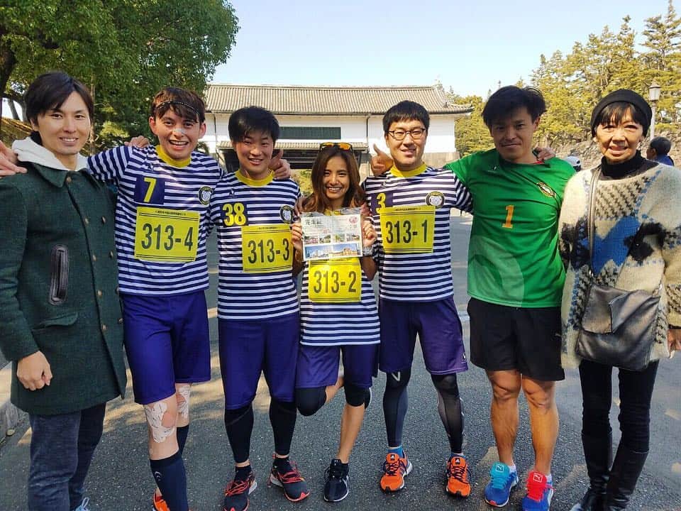佐野千晃さんのインスタグラム写真 - (佐野千晃Instagram)「. この前 @harrysugiyama さんに御誘い頂き、皇居で定期的に開催されている東日本大震災復興支援リレー(5km×4)に参加してきました！ . 26チーム中3位という快挙もでき、東京マラソンも終わってひと段落してからの5kmの良い刺激になったし、走る事を通して素敵な方々とつながる事ができました〜🏃‍♀️ . もうあの地震から8年も経つとは感慨深いものがありますな あの時は高校生、、、卒業式前日でしたな、、、 . こんな形で思い出せる機会があると、当たり前に過ぎる自分の周りに素直に感謝することができますね . 自分が走る事で何か良い方向に物事が動いてる気がしてます！ ←自意識過剰 . #run #running #marathon #フルマラソン #マラソン #マラソン女子 #人生自由自在 #走る女子 #ファッション #ウェア #楽しく走る #ランニング #ジョギング  #東日本大震災 #3.11 #忘れない #リレー #5km #仲間」3月11日 15時06分 - sanochiaki810
