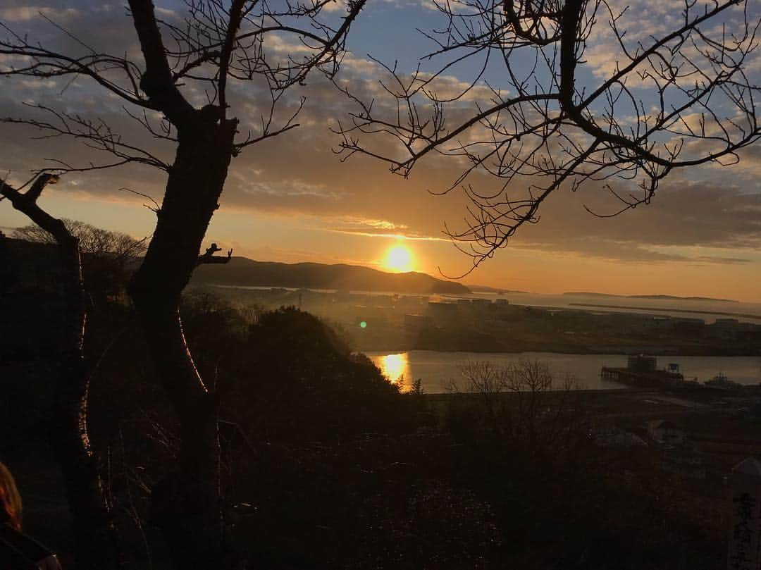 鈴木遼太郎さんのインスタグラム写真 - (鈴木遼太郎Instagram)「. 3,11 . これは日和山公園からの日の出です。 . 石巻市出身である自分が、少しでも野球を通して元気や勇気を与えられるように、また頑張っていきます。 . #鈴木遼太郎」3月11日 15時15分 - taro071024