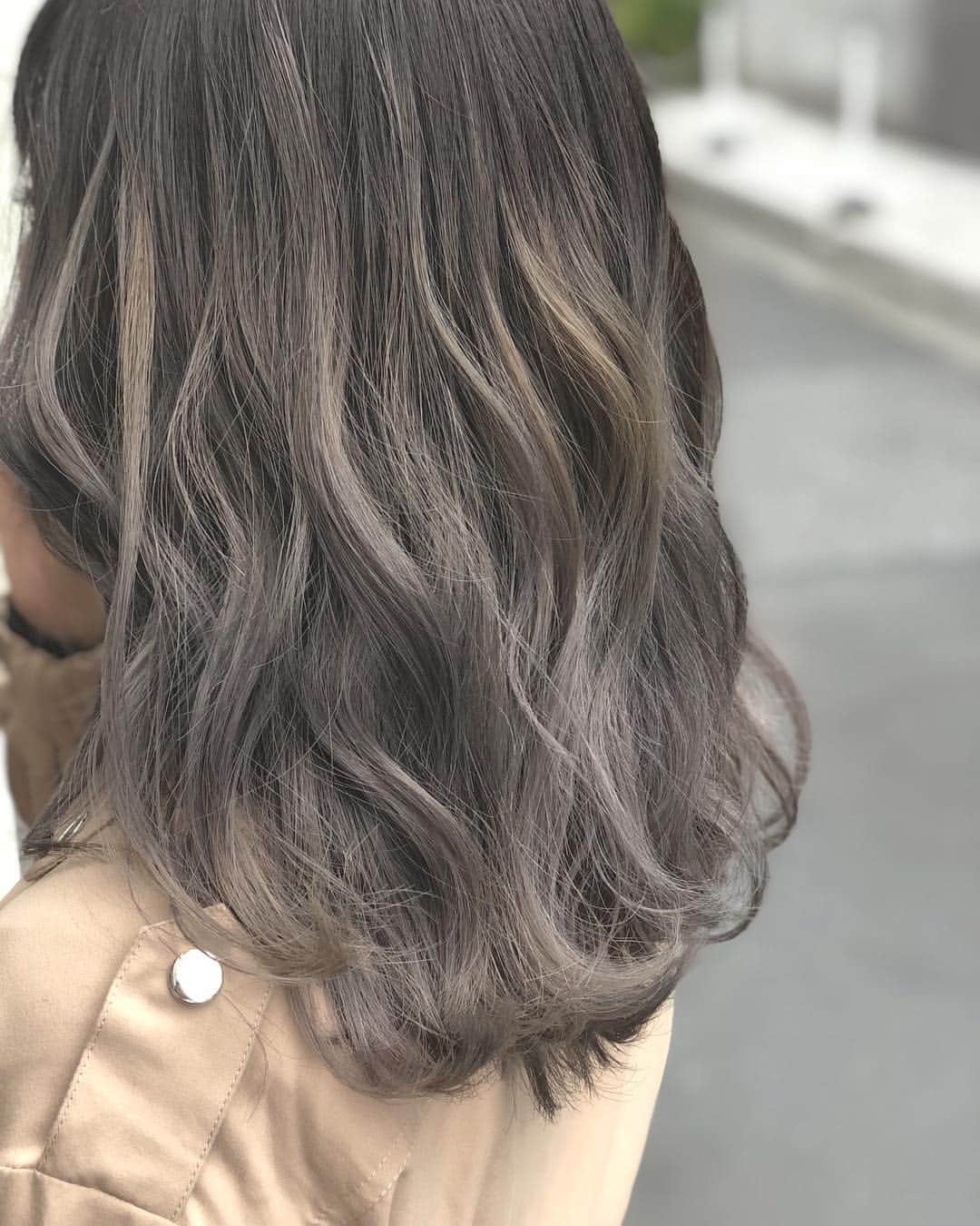 前田真吾のインスタグラム：「グレーグラデーション  stylist @shingo_maeda__  #ボブ#表参道#青山#hair#外ハネ#ミニボブ#l4l#follow#followme#ヘアカラー#カラー#haircolor#color#ash#アッシュ#アッシュベージュ#グレー#グレージュ#外国人風#外国人風カラー#ハイライト#透明感#ブルージュ#外ハネボブ#ミニボブ#ブリーチ#ブリーチカラー#ash#ハイライト#beautyair」