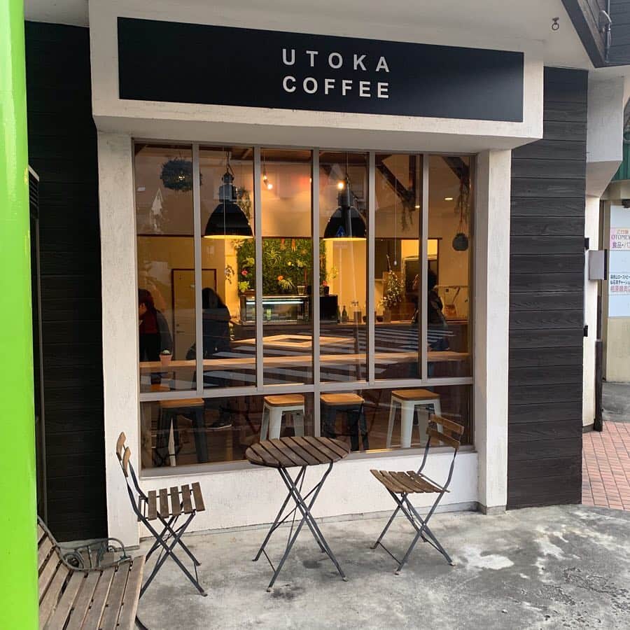 UOMOさんのインスタグラム写真 - (UOMOInstagram)「【スペシャルティコーヒー×ハッピ－ゼリー 】 チームウオモメンバーの加藤健司さんが、高級リゾート地である箱根の仙石原にオープンしたコーヒースタンド「UTOKA COFFEE」。こちらでは、特別なスペシャルティコーヒーと食べたら幸せな気持ちになれるハッピーゼリー（フレッシュフツーツゼリー）が楽しめる。箱根仙石原は美術館なども多い、高原に広がる都会的なリゾート地。是非、リゾートの思い出にスペシャルティコーヒーを！  @utokacoffee  #teamuomo #チームウオモ #utokacoffee #happyjelly #ハッピーゼリー #coffeestand #コーヒースタンド #コーヒー#coffee #specialtycoffee #スペシャルティコーヒー　#hakone #箱根 #仙石原 #uomo #uomomagazine #uomo_magazine #webuomo」3月11日 15時42分 - uomo_magazine