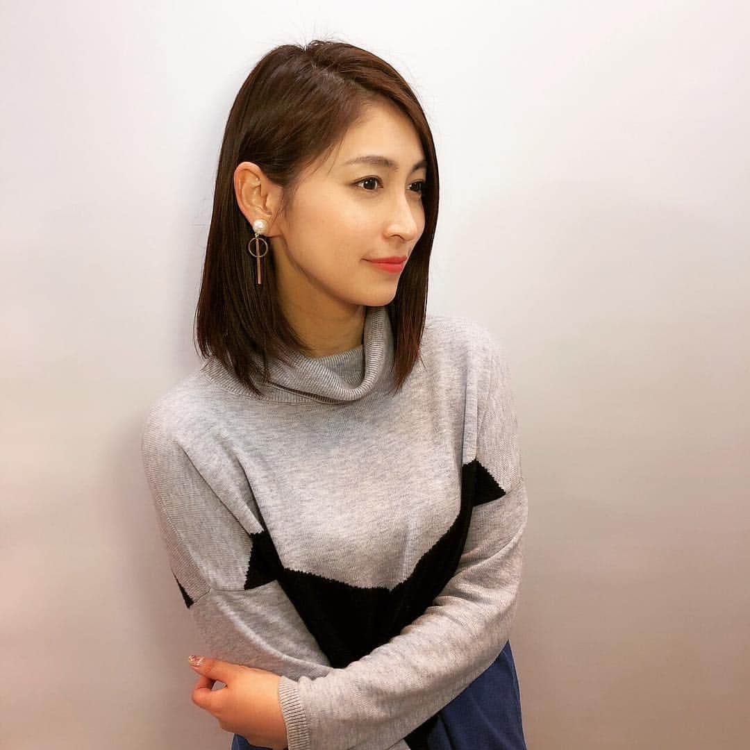 長谷部瞳のインスタグラム：「・ 行きつけ美容院Anieへメンテナンスに✂️ いつ行っても落ち着くアットホームさ。 髪も心も元気になれます😇  北山さんのところに通い始めてもう8年くらい。 今では親子三代でお世話になってます✨ 一人一人の骨格に合わせたカットと変顔が得意なお兄さんです（笑）  アシスタントの吉田ちゃんはとっても絵がお上手🖍 お店の立て看板も吉田ちゃんが描いています✨ HPのブログに私のことを書いてくれたそうで。嬉しかったー💓  北山さん、吉田ちゃん 今回もありがとうございました😊  Anie hair salon 03-6721-0666 anie-hair.com 150-0001 東京都渋谷区神宮前4-1-19 JKビル1F ・ #anie #hairstyle #hairsalon #hairstylist #ヘアスタイル  #ワンレンボブ #ぎりぎりボブって感じ」