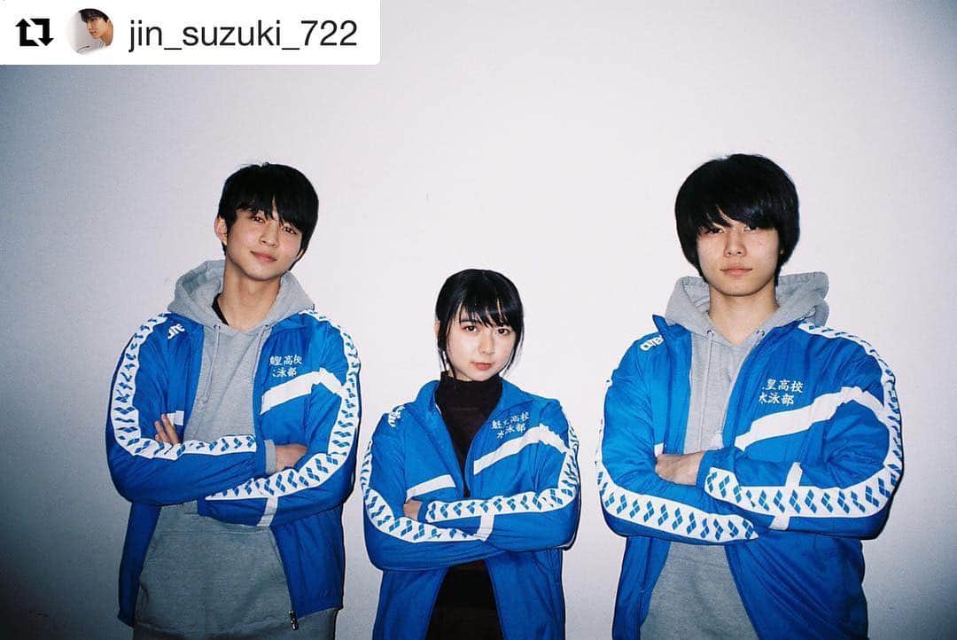 のインスタグラム：「お疲れさん⚽️そして…ありがと‼️ #鈴木仁 #上白石萌歌 #萩原利久 @jin_suzuki_722 ・・・ 3年A組 ご視聴ありがとうございました！  先生の想い 魂の叫び 少しでも多くの人に届いていることを願っています。 自分も柊先生から受け取った言葉1つ1つを胸に刻み、この先も頑張っていきます。 想いを直に受け取っていた生徒の1人としてこのドラマに出演できたことが本当に幸せでした。  Huluも是非ご覧ください！ #3a」