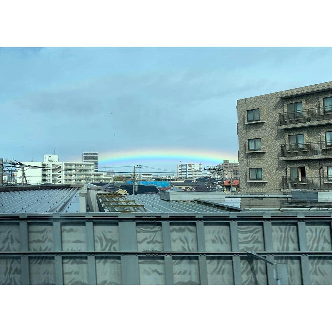 のインスタグラム：「朝から虹が🌈 外を眺める癖があって、良かった。 忙しない一日のスタートでしたが、 心を鎮める美しい虹。 #311の朝 #japan」