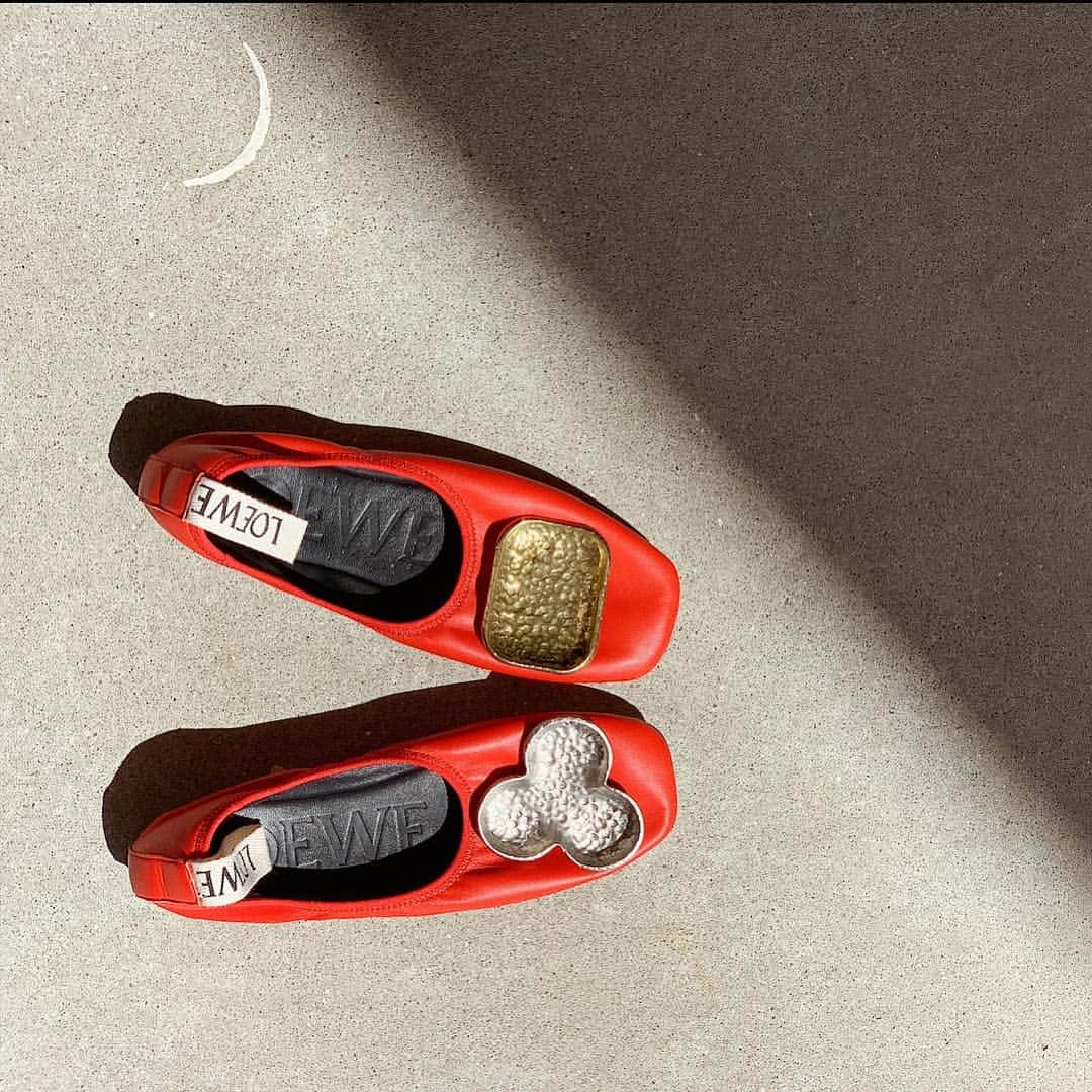 のインスタグラム：「@loewe 🤤❤️ * #loewe#ロエベ  #red#shoes」