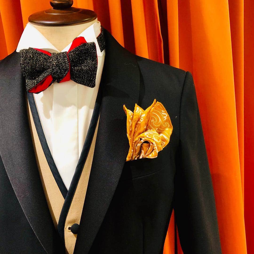 ngh_weddingboutiqueのインスタグラム：「・ メンズフェアのご案内 ・ 3/16〜17日 メンズフェアを開催します🤵✨ ・ タキシードのスタイリングは、ポケットチーフの挿し方や蝶ネクタイの組み合わせひとつで雰囲気を大きく変えることができます。 ・ メンズフェアでは、新郎様のトータルコーディネートをご案内させて頂きます。 ・ またメンズフェアに伴い、新しいポケットチーフや蝶ネクタイもご準備しておりますので是非ご来店お待ちしております✨ ・ フェア参加希望の方は 📞092-739-1141 までお気軽にお問合せください。 ・ ・ #ngh_weddingboutique」