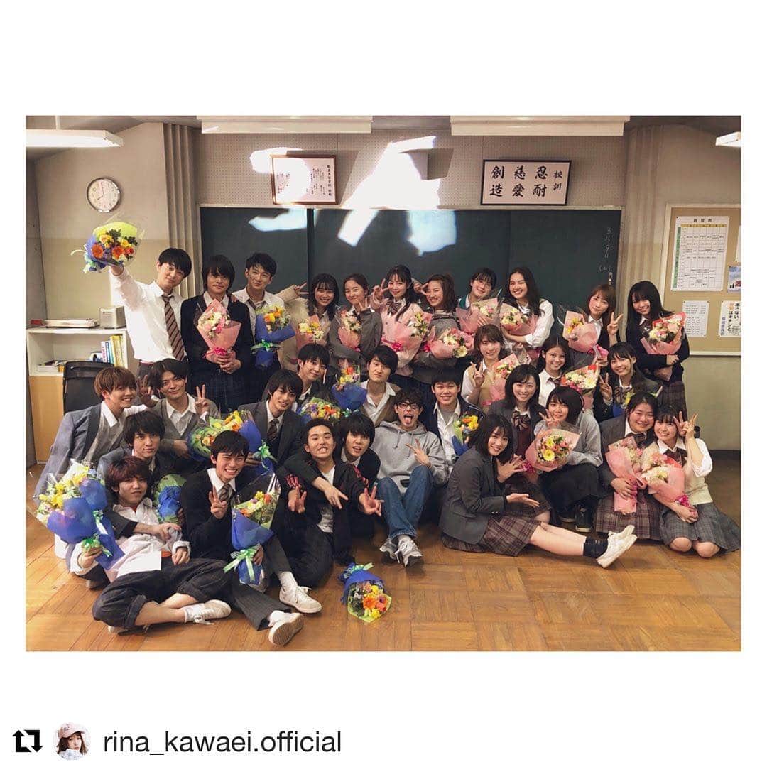 のインスタグラム：「ありがとー‼️そしておつかれさん☺︎ #川栄李奈 @rina_kawaei.official ・・・ 3年A組 最終回 ありがとうございました☺︎ 私が3ヶ月間の間に感じたこと SNSでの誹謗中傷やイジメ 面と向かっては言えないくせに 顔のバレないネット上だと好き放題言ったり SNSは便利ですが 苦しむ人もたくさんいるということ。 私はこの業界に入ってから ネットを見て自分を批判されるたびに本当に嫌な気持ちになりました でもいつからか、全く気にならなくなり 慣れ？と言ったらいいのかな 慣れてはいけないけど慣れてしまって 今は自分の事を「川栄李奈」という商品だと思っているので いろんな意見があるな〜🙂 と、自分を客観視しています。 ですが、みんながみんなそう思える訳ではありません 軽い気持ちで書く言葉で 人を傷つけるということを 当たり前のことですが 書く前にこの言葉で誰かが嫌な思いをしないか 自分に問いかけてみてください。 ブッキーの授業には 日常の大切さを忘れかけている人へのメッセージがたくさん込められていて 私も改めて今を大切に周りの人を大切に 楽しく一生懸命に生きたいなと思いました。 本当に貴重な3ヶ月間 ありがとうございましたっ！ #3A」