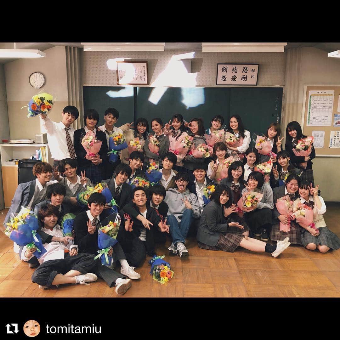 のインスタグラム：「すな華最高〜‼️ おつかれさんでした💘 #富田望生 @tomitamiu ・・・ ありがとう 私たちの卒業式もよろしければ見届けて下さい #3A」