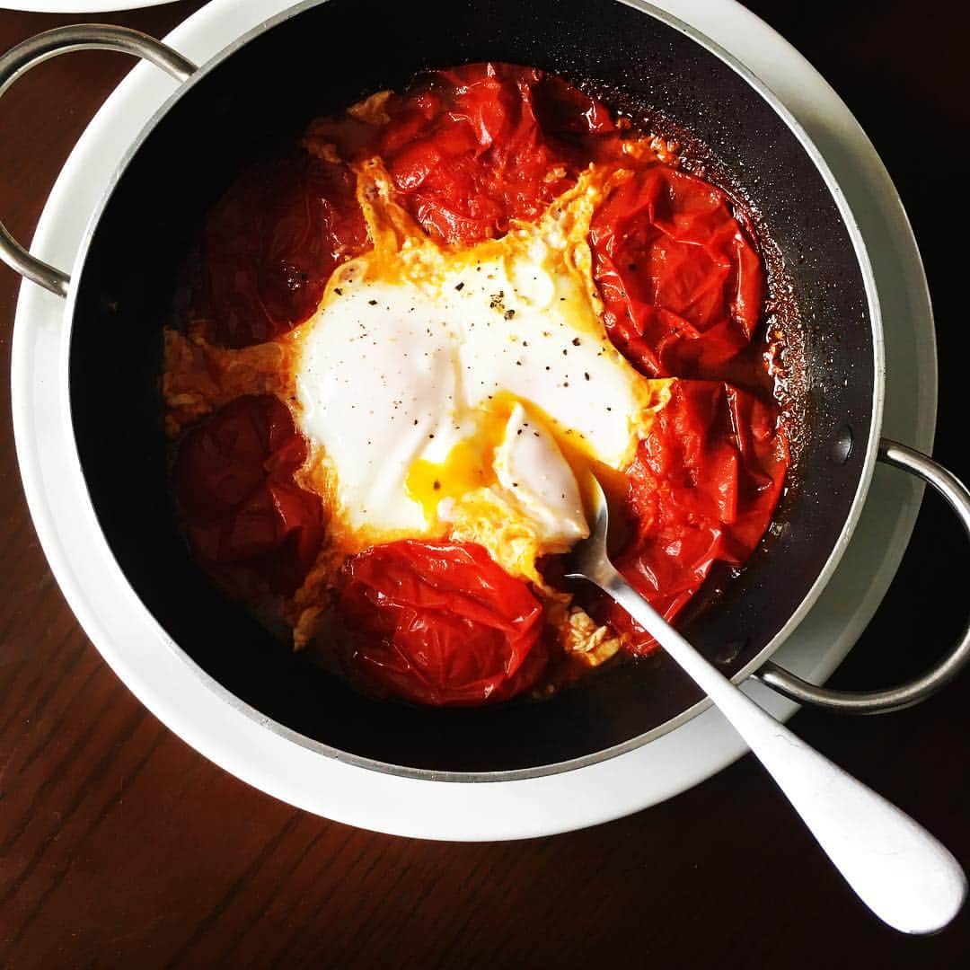 志摩有子さんのインスタグラム写真 - (志摩有子Instagram)「熟したトマトでアランデュカス風卵。 140字のレシピをツイッターで発信し続けている @kei_nstagram  さんから教えてもらったレシピ。卵とトマトがとろとろ。まろやかで甘酸っぱい。シンプルなトーストですくって食せば最高。 #陽洋トマト #アランデュカス風トマトと卵」3月11日 12時29分 - ariko418