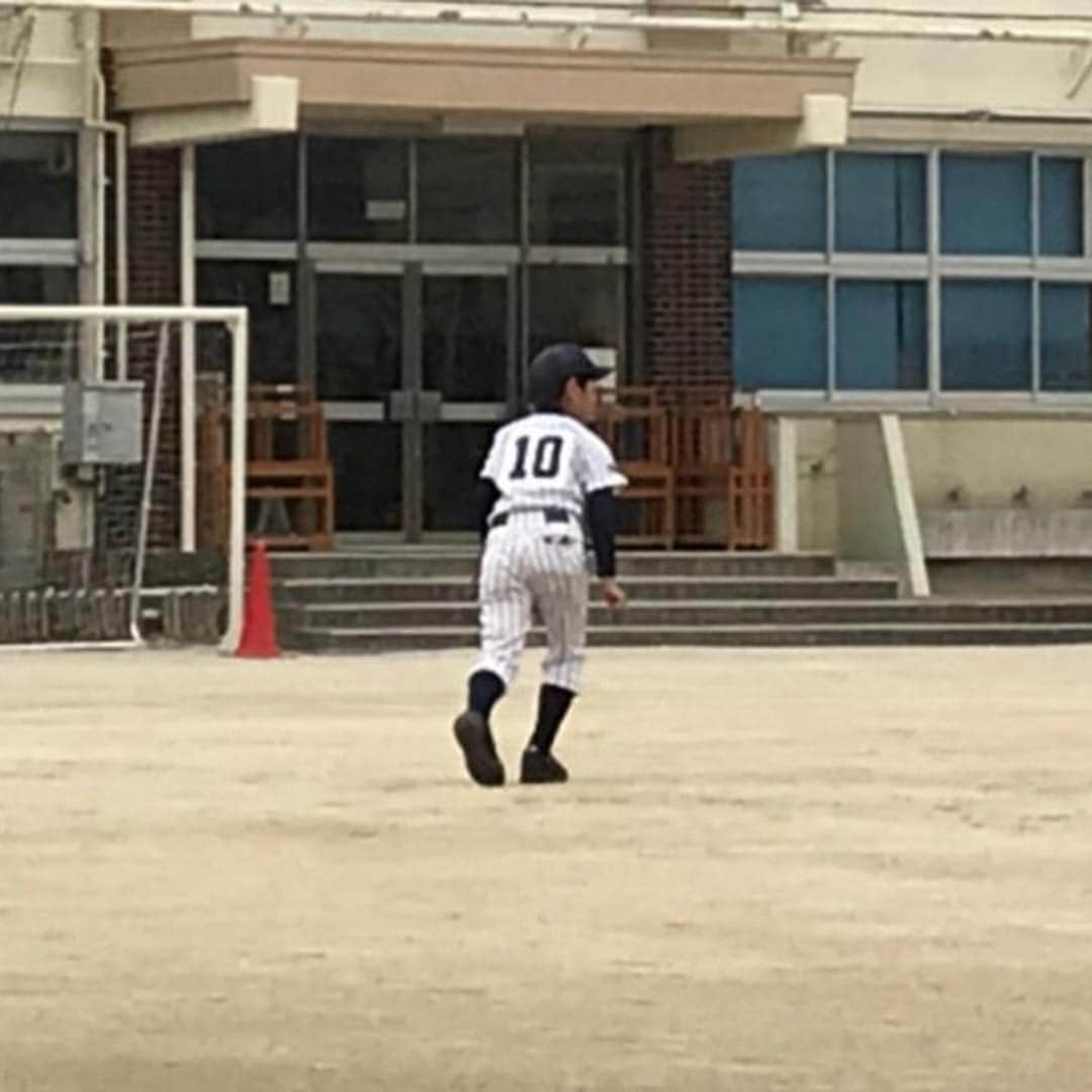 高橋みゆきさんのインスタグラム写真 - (高橋みゆきInstagram)「昨日ボウズの野球⚾️見に行ってきた〜😆ボウズは産まれてからずっと成長を勝手に見守ってきて…野球の良し悪しはわかんないけど…凄い感動した😭👏幼稚園の運動会の時みたいにドキドキしたわ🎶そして次男坊は自由❣️ヤンチャ😂クラ吉の事を…クラチキ！って言う😍💕💕w #野球少年 #あんな小さかったボウズが #もう少年 #キャプテン #ピッチャー #野球の事はわかんないけど #チームの中心として頑張ってたよ #まだまだこれから楽しみだね #次男坊は長男見て育ってるから #センス抜群 #母親譲りの・・・。笑」3月11日 13時25分 - shin_miyukichi