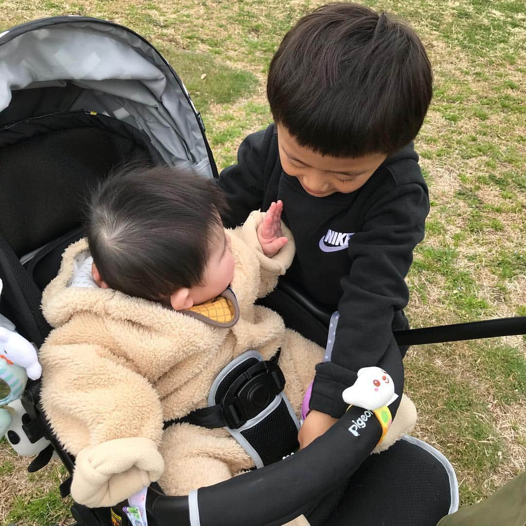 高橋みゆきさんのインスタグラム写真 - (高橋みゆきInstagram)「昨日ボウズの野球⚾️見に行ってきた〜😆ボウズは産まれてからずっと成長を勝手に見守ってきて…野球の良し悪しはわかんないけど…凄い感動した😭👏幼稚園の運動会の時みたいにドキドキしたわ🎶そして次男坊は自由❣️ヤンチャ😂クラ吉の事を…クラチキ！って言う😍💕💕w #野球少年 #あんな小さかったボウズが #もう少年 #キャプテン #ピッチャー #野球の事はわかんないけど #チームの中心として頑張ってたよ #まだまだこれから楽しみだね #次男坊は長男見て育ってるから #センス抜群 #母親譲りの・・・。笑」3月11日 13時25分 - shin_miyukichi