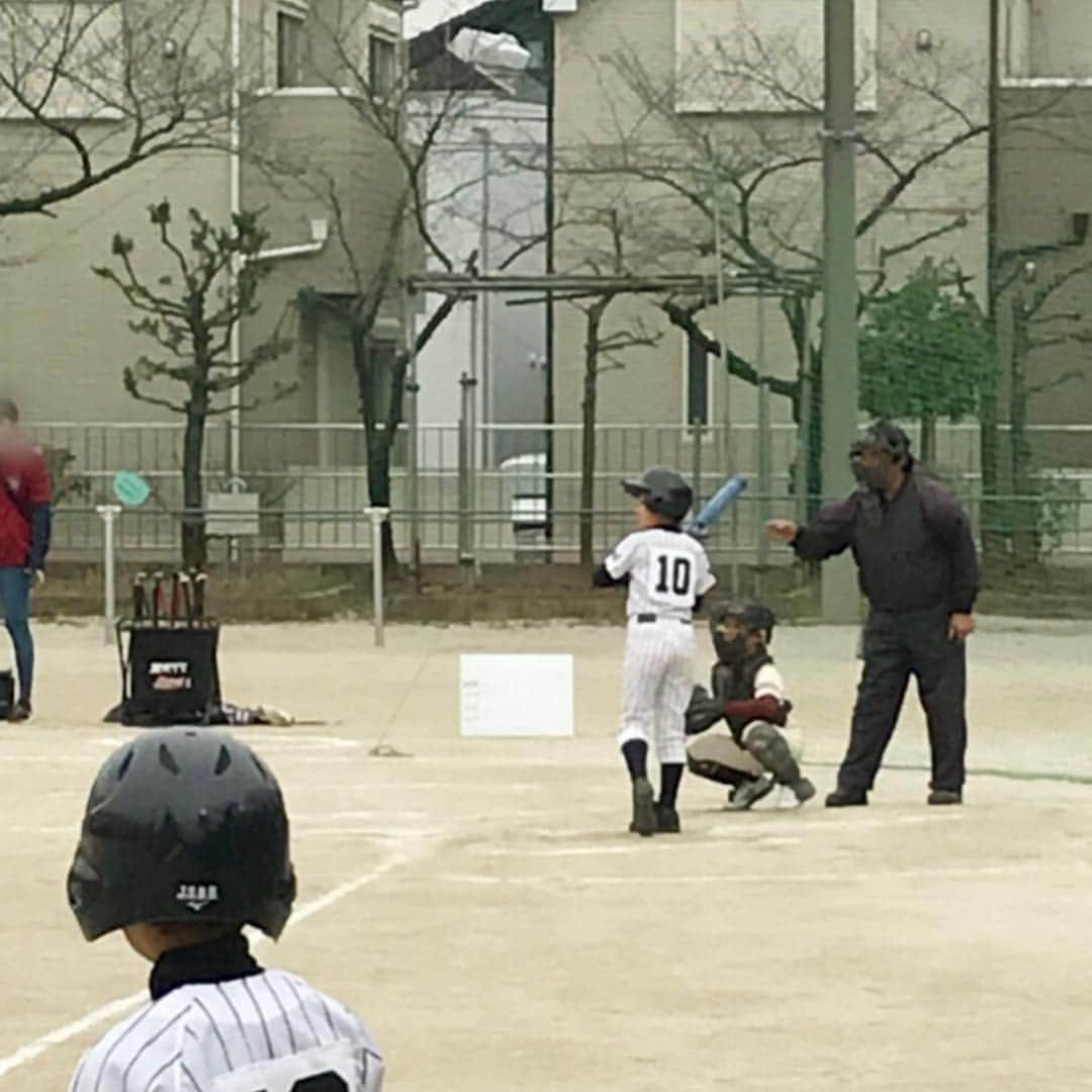 高橋みゆきさんのインスタグラム写真 - (高橋みゆきInstagram)「昨日ボウズの野球⚾️見に行ってきた〜😆ボウズは産まれてからずっと成長を勝手に見守ってきて…野球の良し悪しはわかんないけど…凄い感動した😭👏幼稚園の運動会の時みたいにドキドキしたわ🎶そして次男坊は自由❣️ヤンチャ😂クラ吉の事を…クラチキ！って言う😍💕💕w #野球少年 #あんな小さかったボウズが #もう少年 #キャプテン #ピッチャー #野球の事はわかんないけど #チームの中心として頑張ってたよ #まだまだこれから楽しみだね #次男坊は長男見て育ってるから #センス抜群 #母親譲りの・・・。笑」3月11日 13時25分 - shin_miyukichi