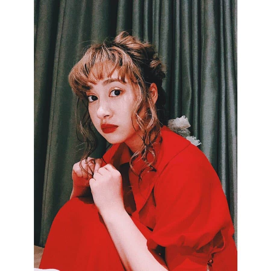 中塚智実のインスタグラム：「. 昨日3/10は #レベッカ3周年 イベント🌹 とってもおめでたい記念すべき日。 (本当の3周年は3/12でした)  わたしにとっても特別な1日になりました。  というのも、  ブランドディレクターのえるちゃん( @l_jpn )が ファッショーショーモデルの1人として 声をかけてくれたから。  本来なら、私もお客さんとして来ていたはず。 そこに、こんな形で携われるなんて 夢のようでした💫  人前に立つことはたくさんしてきたけど モデルとしては何の経験も自信もない私は 本当に悩みに悩みました。  えるちゃんが私に歩いてほしいと 声をかけてくれたこと、 それだけが唯一の自信であり、決め手。 本当に嬉しかったなぁ。震えた。  当日は緊張で何も覚えてないと思いきや、 見た景色ぜんぶ、ちゃんと覚えてる。 思い出すと胸がソワソワする。  1日ずっと、えるちゃんを目で追ってた。  本当にすごい人を見ると、 勝手に涙が出てくるんだなぁ。 (可愛くしてもらったから必死に抑えた)  素敵な景色を一緒に見させてくれて、 本当にありがとう💐  特別楽しい時間に変えてくれる 魔法のようなレベッカのお洋服が大好き🥰  女の子でよかったー！  3周年、おめでとうございます。 そしてこれからも🌟  #lebeccaboutique ( @lebecca_boutique )」
