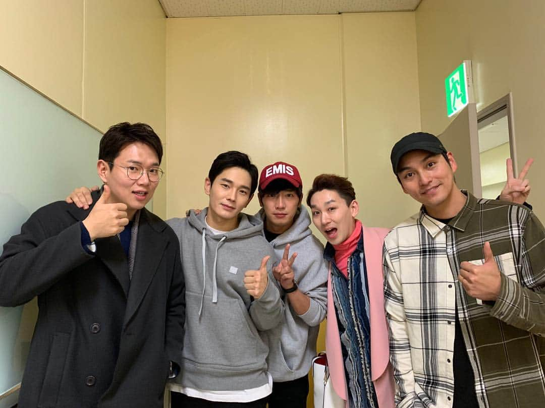 オン・ジュワンさんのインスタグラム写真 - (オン・ジュワンInstagram)「#장성규#이상엽#김호영#최성준 공연 보러 와줘서 고맙다~ 끝나고 #그날들 재미있다고~멋있다고 칭찬해줘서 힘난다👍 고맙당」3月11日 13時37分 - onjuwan1211