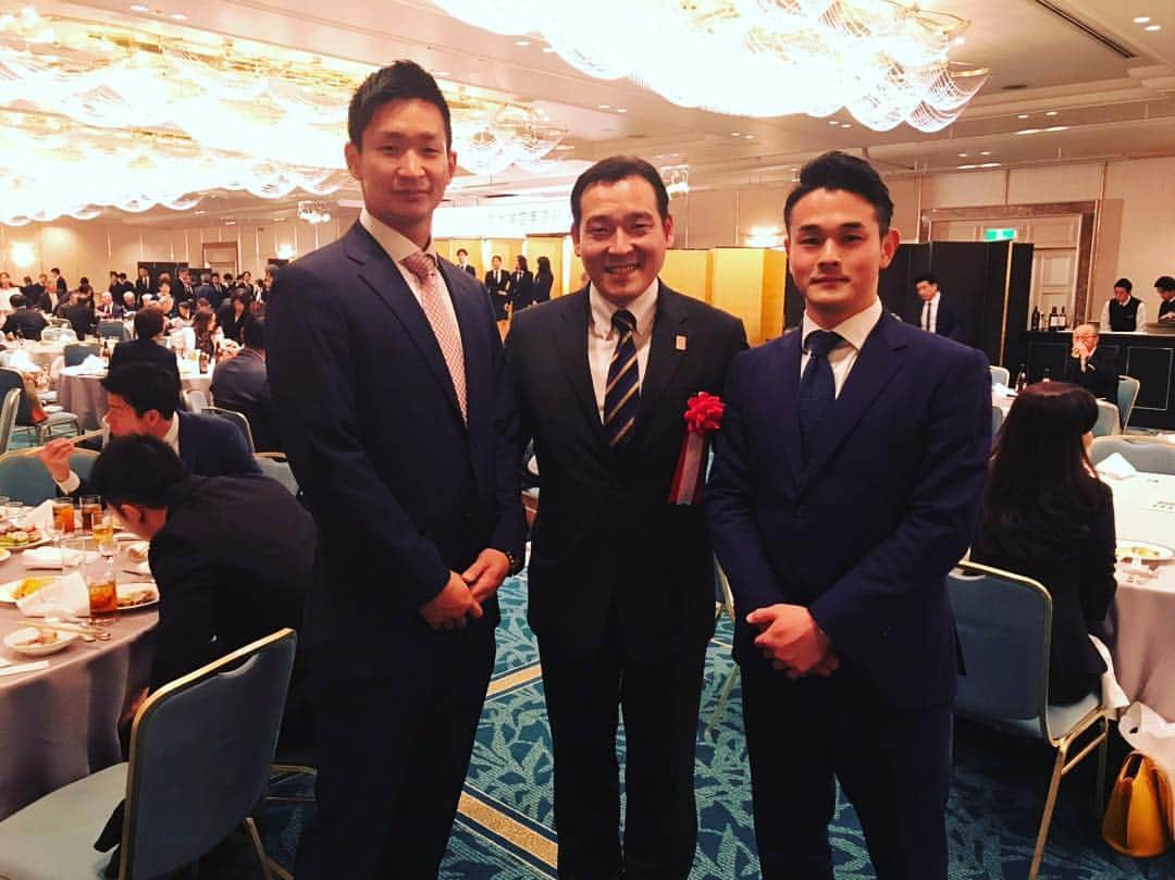 荒賀龍太郎のインスタグラム：「京都産業大学空手部の祝賀会。  JKF笹川会長と糸川理事、大学の大城学長をはじめ、多くの方々がお祝いに来てくれました。 ありがとうございます！  写真は糸川さんと新馬場先輩  #olympic#tokyo2020 #kikkoman」