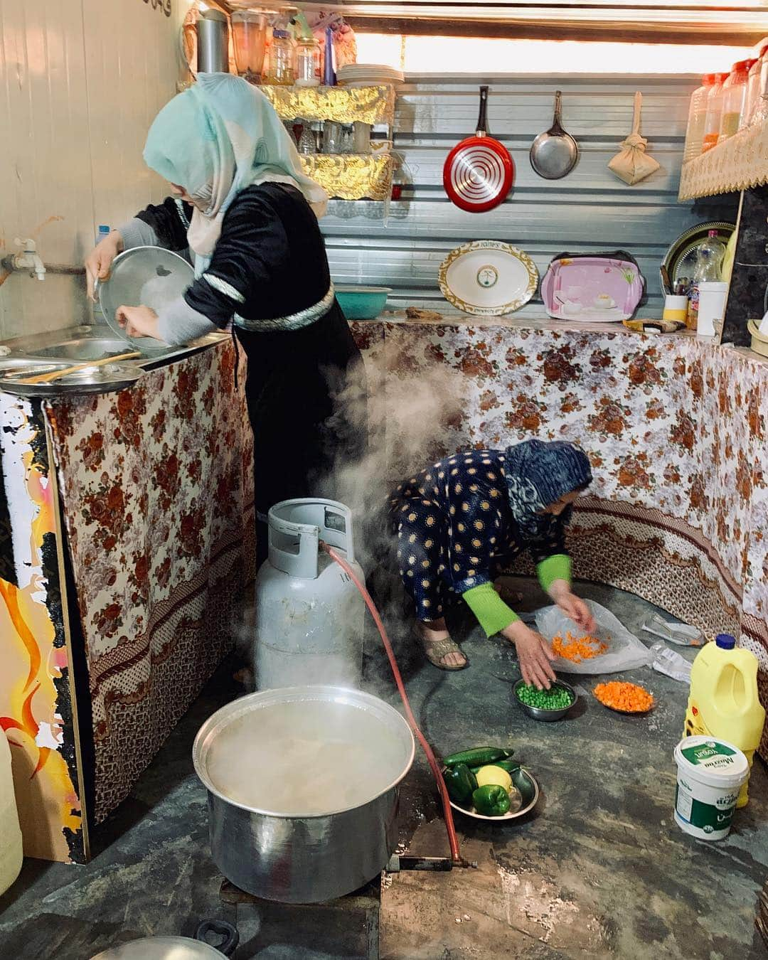 奈良美智さんのインスタグラム写真 - (奈良美智Instagram)「had lunch with the refugee family. it was so tasty. specially chicken on the rice for me.  #zaatari」3月12日 0時15分 - michinara3