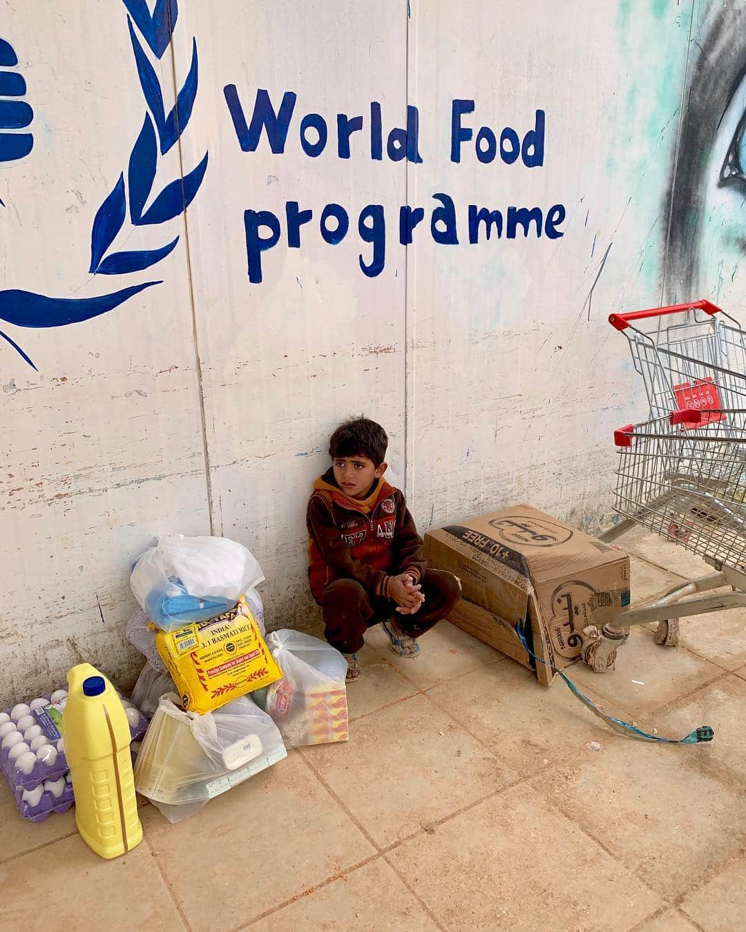 奈良美智さんのインスタグラム写真 - (奈良美智Instagram)「had lunch with the refugee family. it was so tasty. specially chicken on the rice for me.  #zaatari」3月12日 0時15分 - michinara3