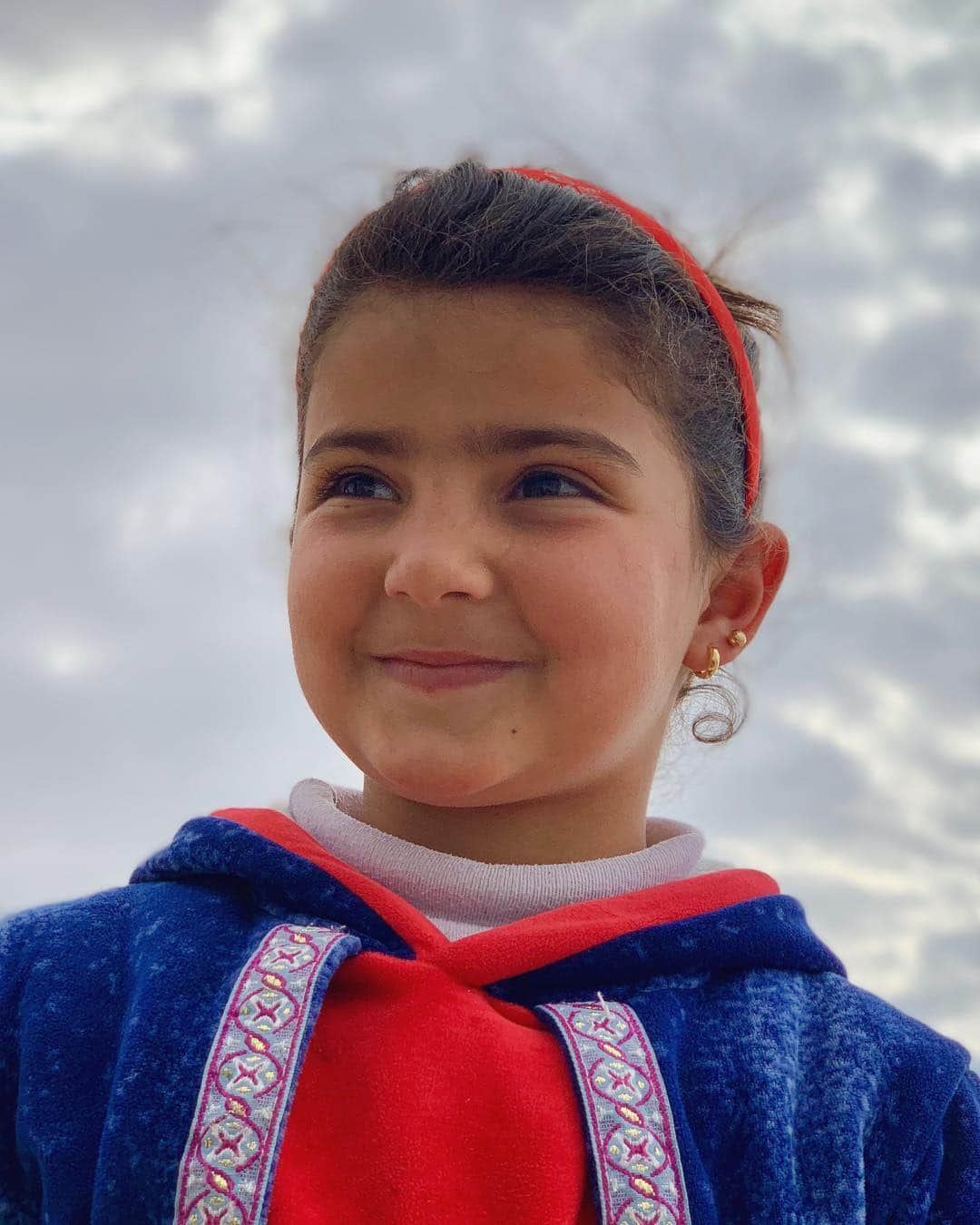 奈良美智のインスタグラム：「had lunch with the refugee family. it was so tasty. specially chicken on the rice for me.  #zaatari」