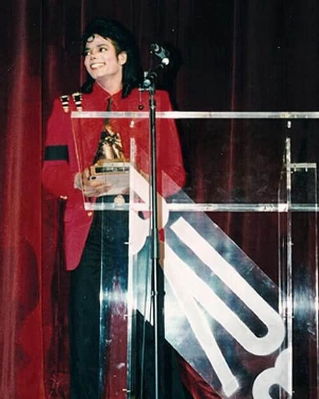 マイケル・ジャクソンさんのインスタグラム写真 - (マイケル・ジャクソンInstagram)「Among the many organizations that recognized Michael as an outstanding humanitarian was Black Radio Exclusive Magazine. In 1989, the publication presented Michael with its humanitarian award at its annual event held at the Universal Amphitheater in Universal City, CA.」3月12日 0時31分 - michaeljackson