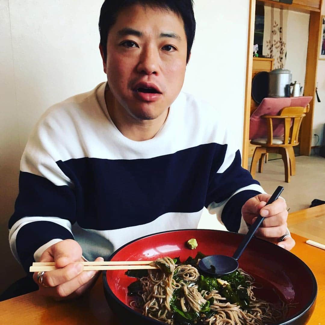 栗原心平さんのインスタグラム写真 - (栗原心平Instagram)「今日のお昼ご飯は北津軽郡中泊町にある「磯や」さんへ。 名物は徐福そば。 ここ中泊町には徐福の漂流伝説があるようです。 お蕎麦は、めかぶ、わかめ、アワビが乗ったのどごし最高のお蕎麦でした！うまし！！！！ #栗原心平 #shimpeikurihara #磯や #中泊町 #青森 #青森県  @marugotoaomori @harapekoaomori」3月11日 16時51分 - shimpei_kurihara