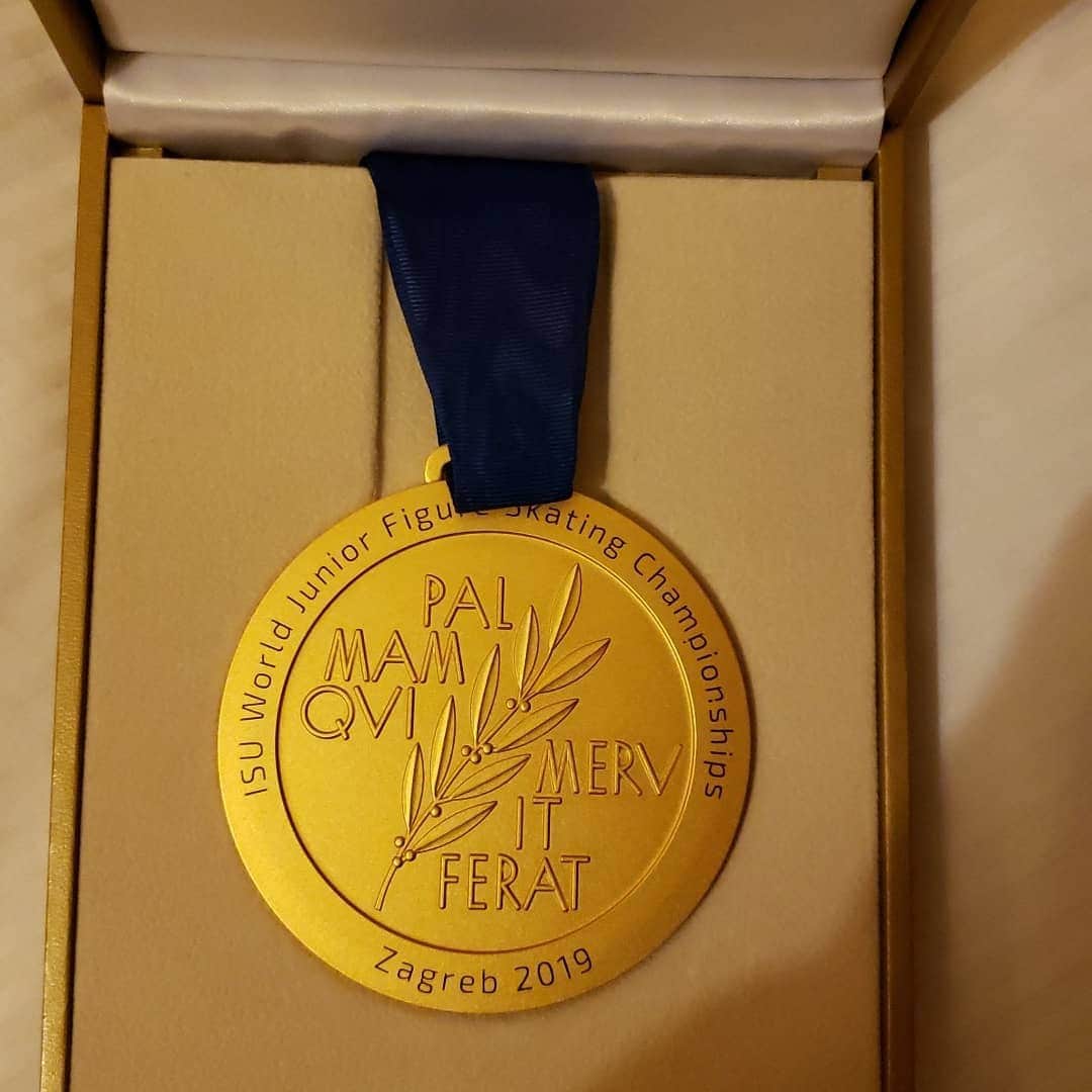 樋渡知樹のインスタグラム：「I am very thankful for many people who has watched my event at Croatia. Junior World has been a great competition and I was lucky enough to get 1st this time. I am very excited and proud to represent the US and get the gold medal! Thank you for all the support and hope I can land the second quad toe next time! 多くの応援や声援ありがとうございました。皆様の応援が力となり今回は良い結果が得られました。次は2個目の4回転も成功できるよう練習に励みます。羽生選手のトゥループへの入り方を真似たけどダメでした......(´；ω；｀)」