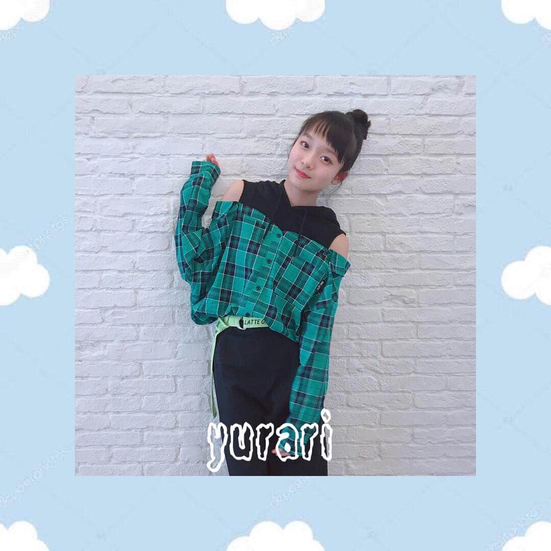 のインスタグラム：「【PLTV 春コーデ 💐】﻿﻿ ﻿ #ユラリ はグリーンを基調に💚﻿ シャツとガチャベルトのカラーを合わせたよ😊﻿ オフショルはスポコーデ とも﻿ 相性GOODなの😉🍀💚🐸﻿ ワンランク上のスポコーデ 〜✨﻿ ---﻿ #春コーデ #トレンドコーデ #デート服﻿ #モテコーデ #シャツコーデ #肩あき﻿ ---﻿ #PLTVコーデ #コーデ﻿﻿ #きょこ #OOTD﻿﻿﻿﻿﻿﻿﻿﻿﻿﻿﻿ #PLTV #PINKlatteTV #ピンクラテTV﻿﻿﻿﻿﻿﻿﻿﻿﻿﻿﻿﻿﻿﻿ #ピンクラテWEBモデル #ピンクラテ #ぴてぃーず﻿﻿﻿﻿﻿﻿﻿﻿﻿﻿﻿﻿﻿﻿ #栗田桃花 #宇井優良梨 #花田姫佳 #石山えこ﻿﻿ #菅井純愛﻿﻿﻿﻿﻿﻿﻿﻿﻿﻿﻿﻿ #松本優菜 #JCモデル #JSモデル #JC3 #JC2 #JC1 #JS6﻿ #JS5」