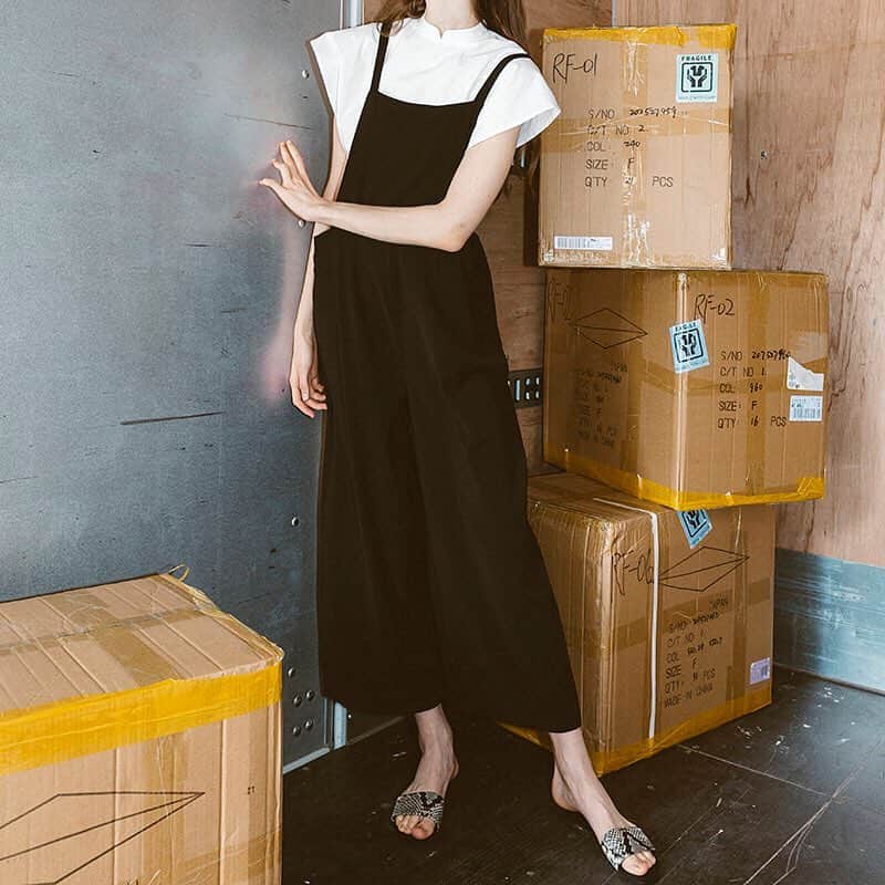 MINELALのインスタグラム：「【New Item】 #MINELAL 19Spring/Summer . ＊Twill black overall  ポリエステル素材のオーバーオール。 テロっとした素材感で軽く、はき心地も◎ バックについたループでサイズの調整が可能です。 春はブラウス、夏はTシャツやタンクトップを 秋には薄手のニットを合わせて長く楽しめるアイテム。 . Color:Black . . 画像をクリックしていただくと 購入ページに切り替わります🛒 MINELAL ONLINEへはプロフィールから☝️ . また、MINELAL ONLINE では新規会員登録をして下 さった方全員に500pointをプレゼントしております‼️ 商品を少しでも安く手に入れるチャンスですので、 この機会に是非ご登録下さいませ🎁」