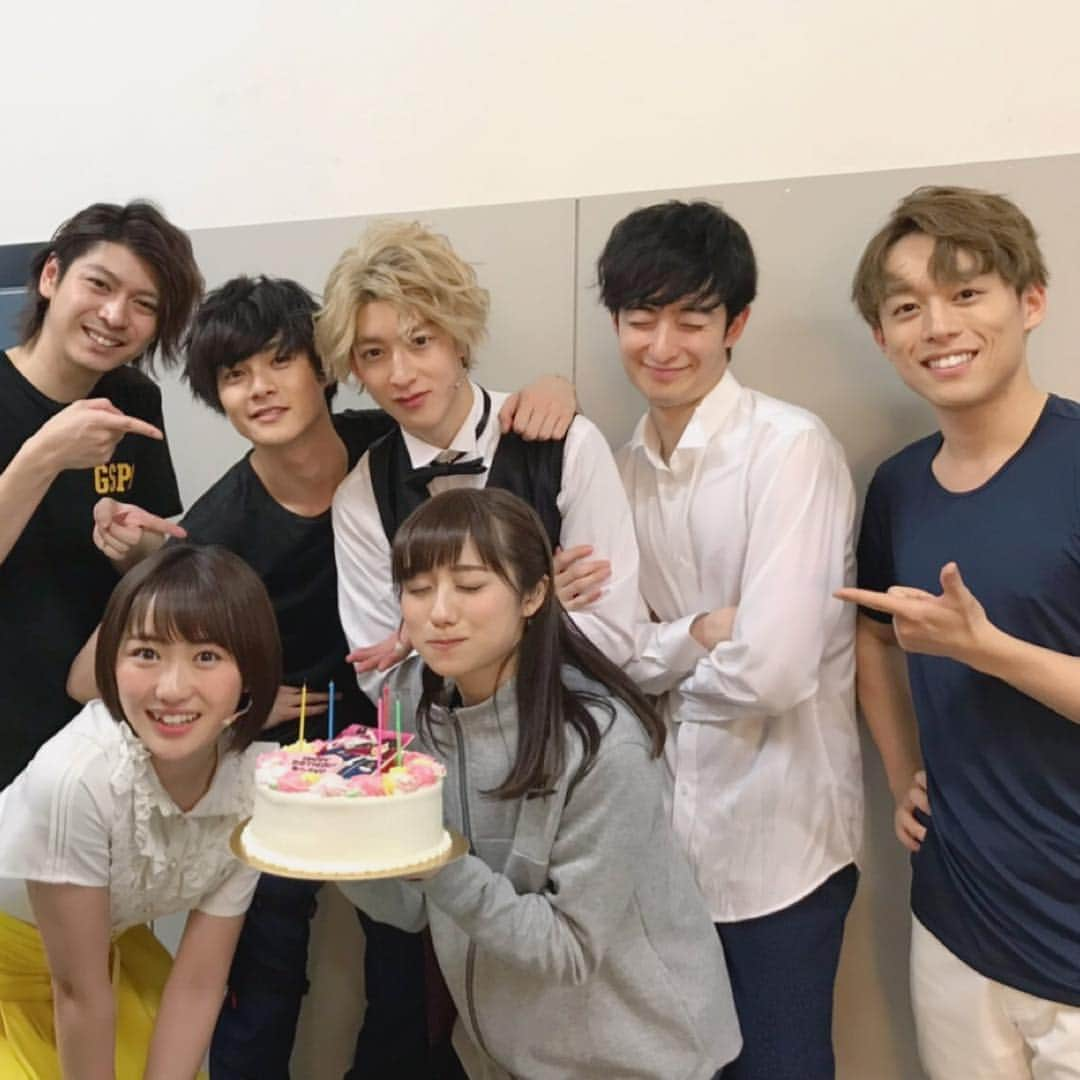 奥山かずささんのインスタグラム写真 - (奥山かずさInstagram)「そして、Gロッソ千秋楽の日はまさかの 誕生日でした🎉 たっっくさんお祝いしてもらったーー幸せいっぱいです。 本当にありがとうございました！ こんなに可愛いケーキまで！よく見るとロウソクの色が…♡ そしてパトレンジャーからは、エステチケットもらいました🎁マジで嬉しかった。分かってるね！笑 女だらけのエステにメンズ2人で行って買ってきてくれてありがとう🤣🤣 皆さんからのお手紙 プレゼントもありがとうございました！ ちゃんと受け取りましたよ〜✨ 感謝でいっぱい、最高の25歳スタートを切ることができました☺︎良い一年にします！」3月11日 19時25分 - kazusa_okuyama_official