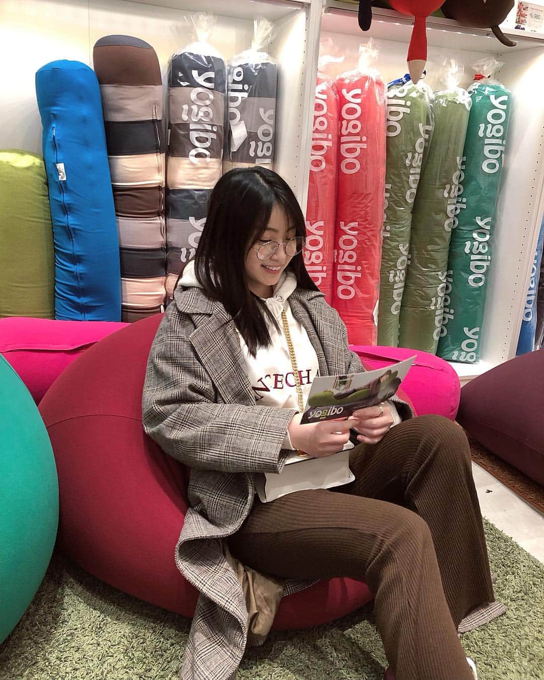 永井理子のインスタグラム：「yogiboデビュー🤩 いろいろ座り心地試して、 長方形のにしました👌🏻 #yogibo」