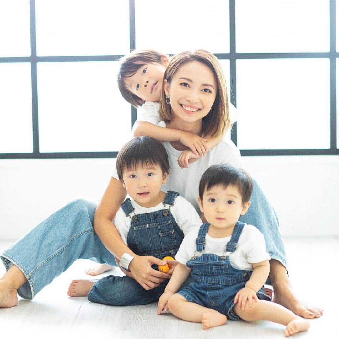 のインスタグラム：「・ 今回、mamagirlのwebサイトの 【我が子の名付けストーリー】 という企画に取り上げてもらいました𓅮  息子達の名前に込めた思いや こだわったところなどなど エピソードと共に書かれていますので 読んでもらえたら嬉しいです☺︎♡ ・ ・ ↪︎ https://mamagirl.jp/0000178109 ・ ・ #ママ#札幌ママ#男の子ママ#ママライフ#ママガール#mamagirl#名付け#ストーリー#北海道ママ#海#波#家族写真#宝物#親子コーデ#デニムコーデ#リンクコーデ」