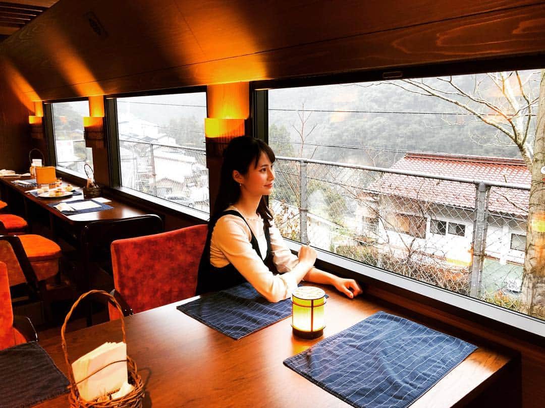 佐田志歩さんのインスタグラム写真 - (佐田志歩Instagram)「素敵な列車旅❤️ 観光列車「四国まんなか千年ものがたり」に 乗りました😊✨ 暖かみのある灯りが素敵な内装に 美味しいお食事 素敵な景色 ゆったりした座席は居心地が良くて 思わずうとうとしてしまうほど😴❤️ これを機に列車に興味がわきまして、 色んな観光列車に乗ってみたくもなりました🚃💫💫 そして四国まんなか千年ものがたりでは、 アテンダントさんによる細やかな接客が本当に素晴らしく、 旅を何倍も素敵な思い出にしてくれます☺️❤️ そんなアテンダントさんたちが企画した初めての特別運行を 密着取材させていただきました✨ あすのKSBスーパーJチャンネルで放送します😊 沢山の人に見て頂きたいです💕 #四国まんなか千年ものがたり #JR四国 #観光列車 #観光列車の旅 #大歩危 #小歩危  #KSBスーパーJチャンネル」3月11日 19時43分 - sadashiho