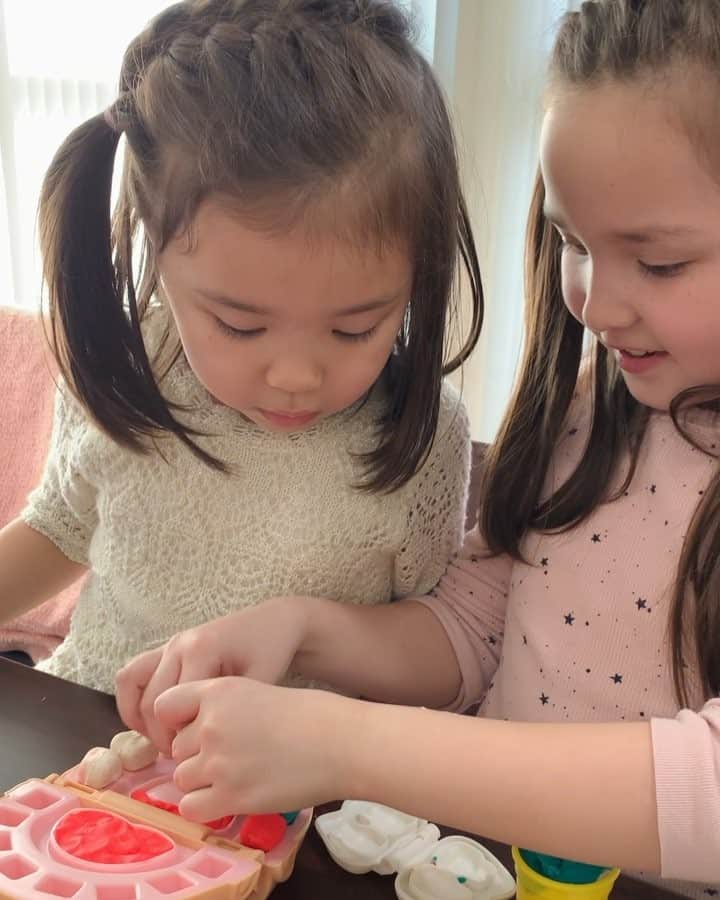 バイリンガル3兄妹のインスタグラム：「エマのtogetherの発音が好き♡ ・ ・ 新しいおうちに引っ越してきたものの ほぼ家具はない テレビもない おもちゃもない ・ ・ 公園は花粉との戦い ・ ・ やることなーい！！😂 ・ ・ #目が痒くて死にそう #目の周りしわっしわ #早く花粉よ終われー ・ #粘土遊び #姉妹  #バイリンガル #バイリンガル3兄妹」