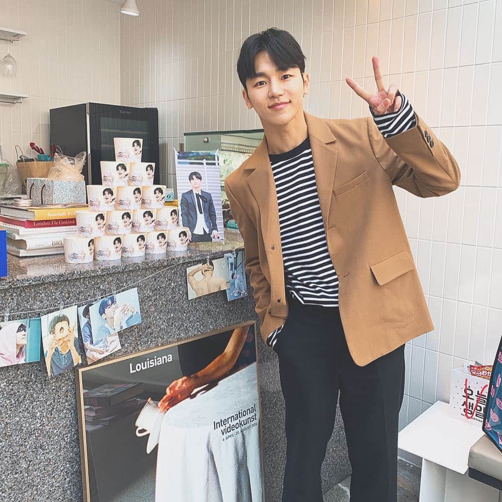 インス のインスタグラム：「부족한 저에게 항상 큰 힘이 되어주는 우리 마이걸에게 진심으로 너무 고맙습니다 . 생일 축하해주신 모든 분들에게 감사한 마음 잊지 않고 더 열심히 살겠습니다.」