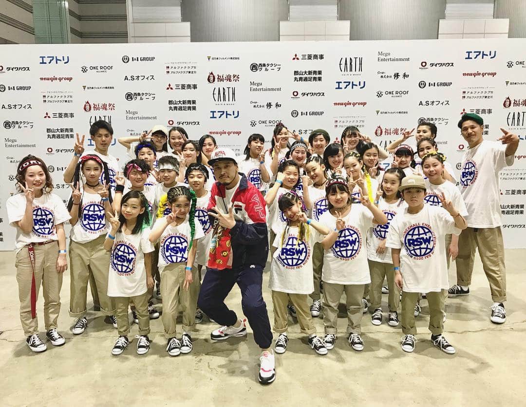 RYO the SKYWALKERのインスタグラム：「福島キッズダンサーズと(^^) 郡山のダンススタジオ”RIGHGGLE”（ライグル）と、いわきの”BrAt Dance School”（ブラット・ダンススクール）の協力で集まった子供たち！ 「福魂祭」で盛り上げてくれました！👍 ナオちゃん @naoyukiendooo ありがと〜 #福魂祭 #福島 #郡山 #いわき #リョーザ #RIGHGGLE #BrAtDanceSchool」