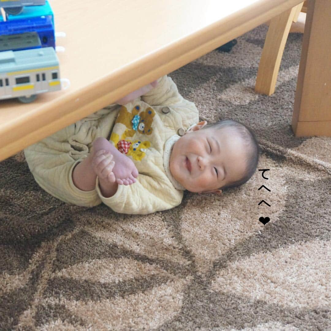 makikoさんのインスタグラム写真 - (makikoInstagram)「❤︎ わが家のおてんば娘👶🏻❤️ ．  寝返りコロコロと身体くねくねで移動し、至る所で発見される（笑）😅 ．  エイトはこんなに動き回ってなかった気がするんよなぁ。🤔 ．  とにかくじっとしていない。常に動いてる。🤣💓 ．  #ことちゃんぽつんシリーズ  #方向転換はお手の物 #お尻突き上げて前に進む #アクロバティックな動きも習得 #0歳 #生後6ヶ月 #女の子 #赤ちゃん #親バカ部」3月11日 20時28分 - batako93