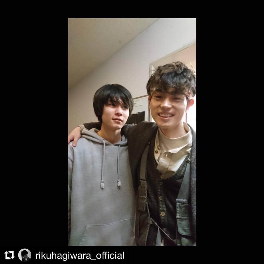 のインスタグラム：「お疲れさん💻ありがとう #萩原利久 @rikuhagiwara_official ・・・ 3年A組を最後まで見てくださった皆さま、ありがとうございました。  逢沢は3月1日を迎えるまで、沢山悩んで、苦しんで、想像してきたと思います。 景山の死から生まれた感情を明日の活力に変えて、先生の「茅野のため」という言葉を強く強く信じて。 誰よりも人に寄り添うことのできる強い人です。  そして、事務所に入ってからの自分の目標の１つだった、菅田くんとの共演が叶いました。 共演自体は初ではないのですが、直接言葉を交わせるのは初めてで、ついに！やっと！という思いでした。 菅田くんの一颯だからここまで信じ背中を追えたと思います。 言葉の１つ。作品への姿勢。何より満ちに満ちたあのエネルギー。刺激しかありませんでした。  10代最後であり20代最初の作品が3Aで良かったです。  あー、楽しかった。もうちょっと3Aやりたいなー。というのが今の素直な気持ちです。  3Aに関わる全ての皆様、見てくださった皆様、本当にありがとうございました！  #3A」