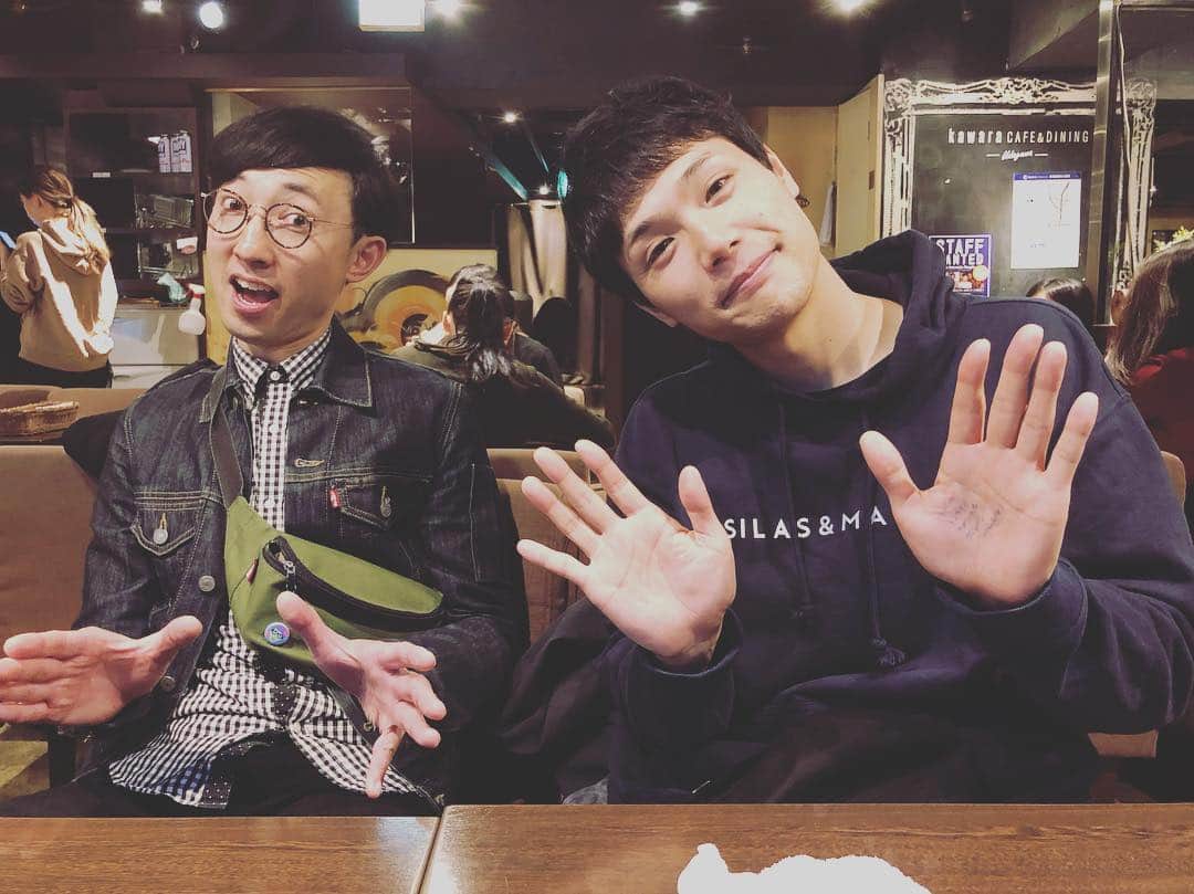 のインスタグラム：「ㅤㅤㅤㅤㅤㅤㅤㅤㅤㅤㅤㅤㅤ 昨日のR-1決勝にでていた、こがけんとR-1ヨーグルトが好きな、もう中学生の同期コンビと楽しいお茶。 ㅤㅤㅤㅤㅤㅤㅤㅤㅤㅤㅤㅤㅤ #あべこうじ #こがけん #もう中学生  #ハッピィ #r1  #ピン芸人 #お茶 #楽しい #さいこー ＃結局みんなまじめ」