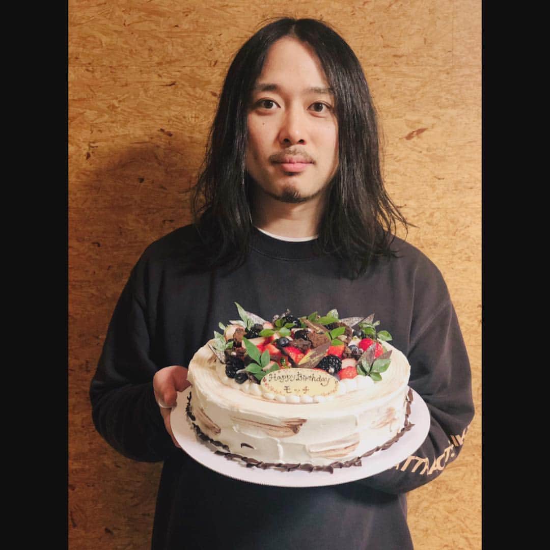サカナクションさんのインスタグラム写真 - (サカナクションInstagram)「本日はギター岩寺基晴のお誕生日！ 慌ただしい日々を送っていますが、スタジオでお祝いです。皆さんのSNSでのお祝いのコメントや投稿も、ありがとうございます！」3月11日 20時38分 - sakanaction_jp