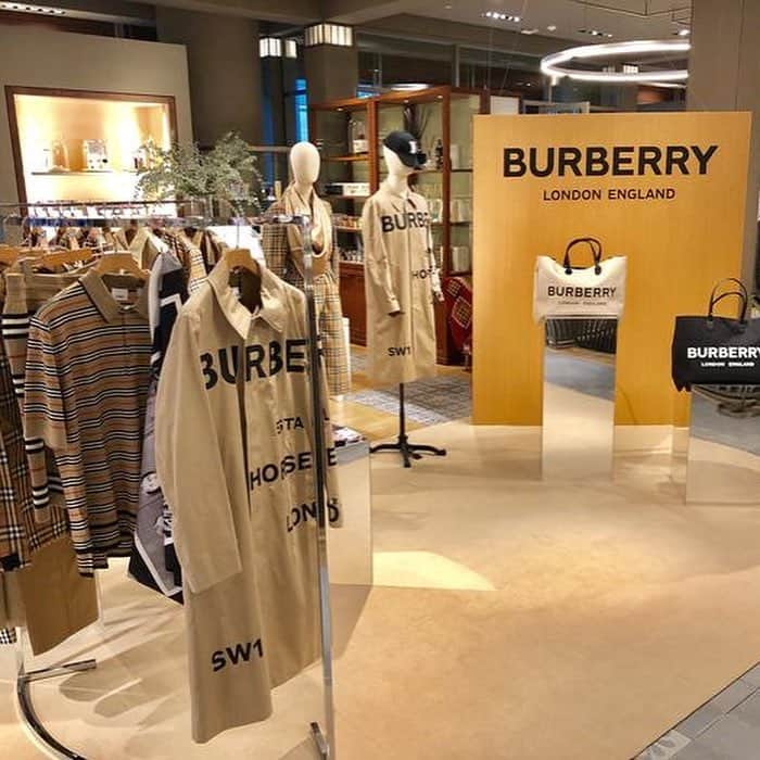 TOMORROWLAND_Womensさんのインスタグラム写真 - (TOMORROWLAND_WomensInstagram)「〈BURBERRY POP UP STORE〉 トゥモローランド渋谷本店では3月20日(水)までの間、〈BURBERRY〉のPOPUPを開催中です。 . 今年3月より〈BURBERRY〉のチーフ・クリエイティブ・オフィサーにリカルド ティッシ氏が就任。 デビューコレクションは「キングダム」をテーマに掲げ、英国の多面性を表現したモダンウェア、カジュアル、イブニングの3パート構成のコレクションとなっています。 . 世界中のモードラバーが注目するリカルドティッシの新生〈BURBERRY〉。 期間中は定番のシリーズもご用意しておりますのでこの機会にぜひご来店下さい。 . #tomorrowland_jp #tomorrowland_womens #tomorrowland #fashion #tomorrowland_shibuya #burberry」3月11日 20時40分 - tomorrowland_womens