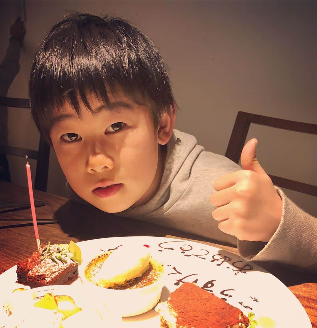 難波章浩さんのインスタグラム写真 - (難波章浩Instagram)「今日は次男の航介くんの10歳の誕生日パーティーでした〜❣️❣️❣️ コウちゃん、愛してるよ誕生日おめでとうね！！！！╰(*´︶`*)╯♡ コウちゃん、そして全てのこどもたちの未来が明るくなりますように！！！！☆☆☆ #KosukeNamba #3月11日  #誕生日」3月11日 21時09分 - akihironamba