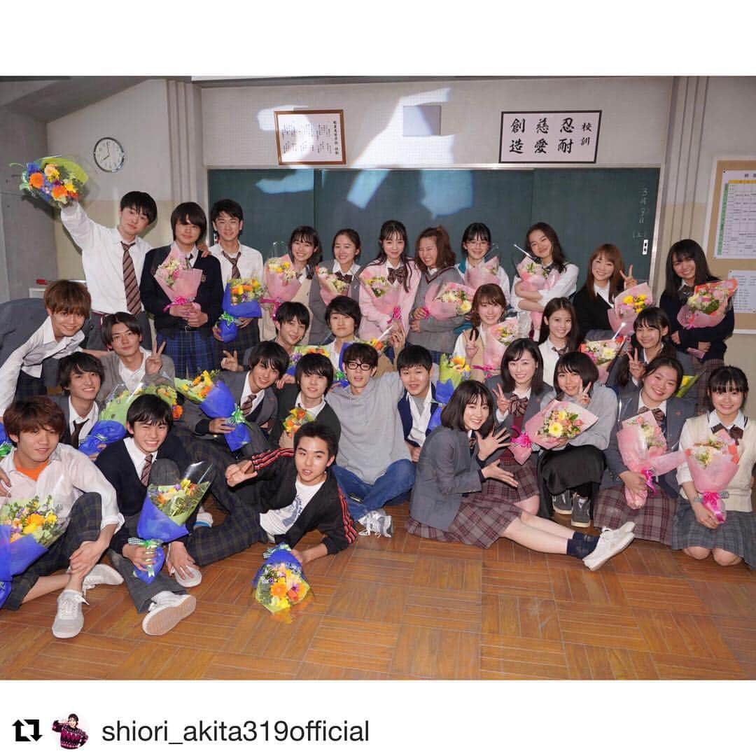 のインスタグラム：「🍎お疲れさん🍏ありがと🍎 #秋田汐梨 @shiori_akita319official ・・・ ・ 3年A組、観てくださってありがとうございました！ huluで卒業式編が配信されてますのでぜひ！🎓🌸 #3a」