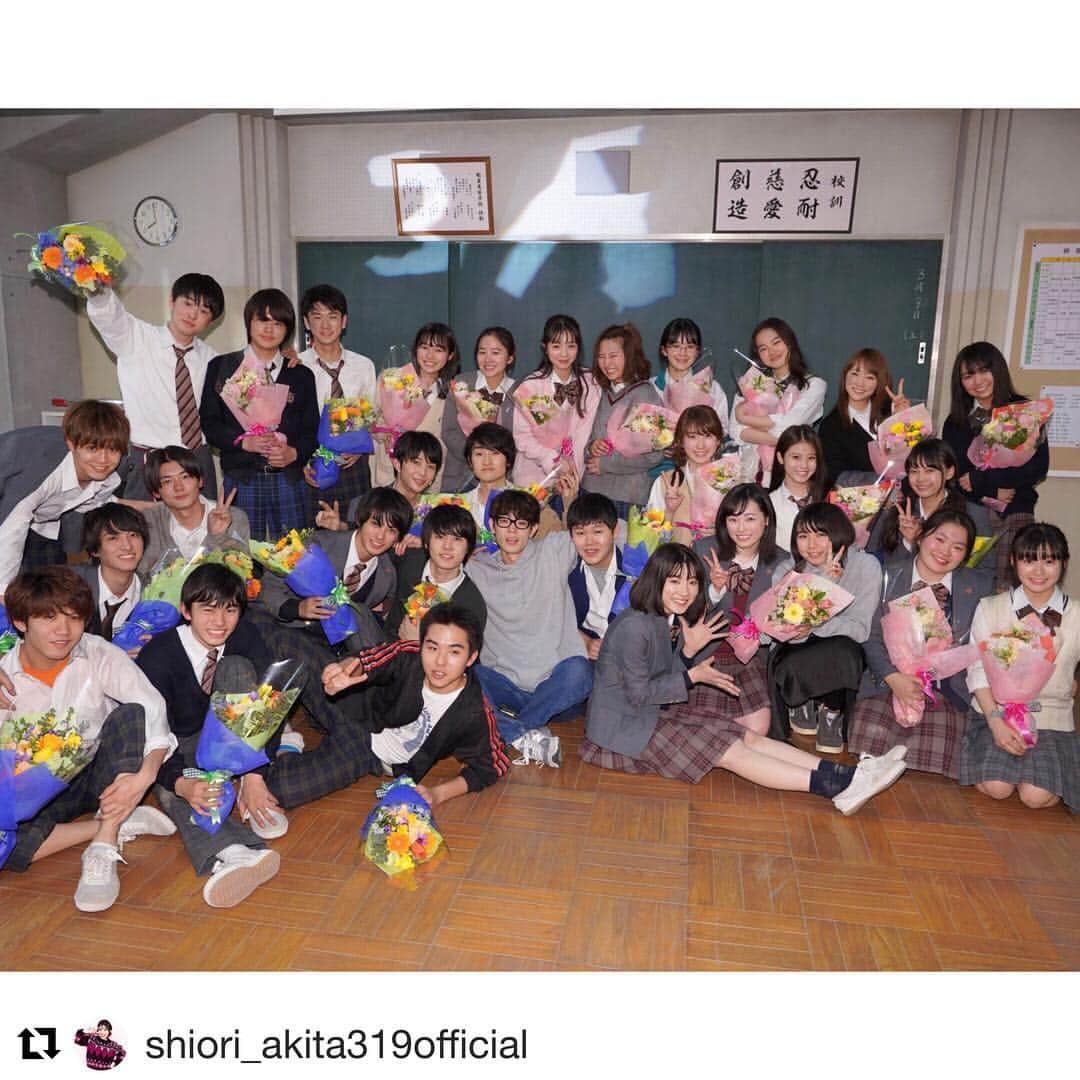 日本テレビ「3年A組-いまから皆さんは、人質です-」のインスタグラム：「🍎お疲れさん🍏ありがと🍎 #秋田汐梨 @shiori_akita319official ・・・ ・ 3年A組、観てくださってありがとうございました！ huluで卒業式編が配信されてますのでぜひ！🎓🌸 #3a」