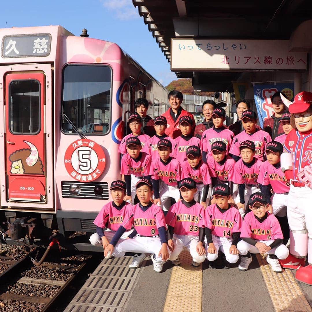 岩隈久志のインスタグラム：「8年前の今日のこと、そしてそれからの日々のことは、何年経っても僕の心から離れません。 改めて、亡くなられた方々のご冥福をお祈りすると共に、被災された方、大切な方を亡くされた方々にお見舞い申し上げます。  僕も当時、多くの温かい皆さんに支えられました。 これからも、野球そしてそれ以外の様々な形で、多くの方達に笑顔や希望、勇気を届けられるよう、僕なりの形で東北の皆さんに恩返しができたらと思っています。 また日常を笑顔で送れることのありがたさ、大切な人と共に過ごせることの貴重さも実感し、毎年家族で命の大切さを話し合っています。皆さんにも3.11をそんな大切な日にして頂けたらと願っています。」