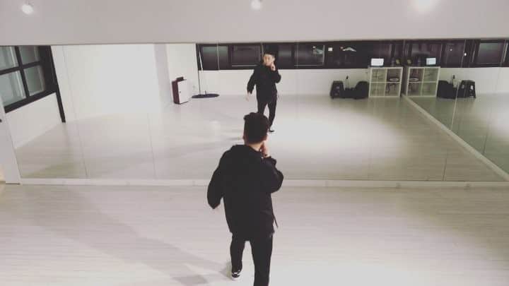 のインスタグラム：「連日1人リハーサルで寂しくステップ刻んでます。笑﻿﻿ ﻿﻿ 寂しすぎて謎のシェイクしてます。笑﻿﻿ ﻿﻿ 本番は楽しいので是非来てね！🤗 ﻿﻿ ﻿ まだチケットあります！🎟 ﻿﻿ ﻿﻿ 【Schedule】﻿﻿﻿﻿ ﻿﻿﻿﻿ ⚫︎奈良 3/16(土)﻿﻿Mellow Cafe （メローカフェ）﻿﻿﻿﻿ ⚫︎大阪 3/17(日) ﻿﻿BERONICA （ベロニカ）﻿﻿﻿﻿ ⚫︎東京 3/20(水)﻿﻿Blues Alley Japan （ブルースアレイジャパン）﻿﻿﻿﻿ ⚫︎名古屋 4/5(金)﻿﻿Blue Note（ブルーノート）﻿﻿﻿﻿ ﻿﻿⚫︎長野 4/6(土)﻿﻿長野市芸術館 （アクトスペース）﻿﻿﻿﻿ ⚫︎福岡 4/13(土)﻿﻿Gate's7 （ゲイツセブン）﻿﻿﻿﻿ ⚫︎広島‪ 4/20(土)﻿﻿Blue Live Hiroshima （ブルーライブ）﻿ ﻿ ﻿﻿ #REBBITTOUR ﻿﻿」