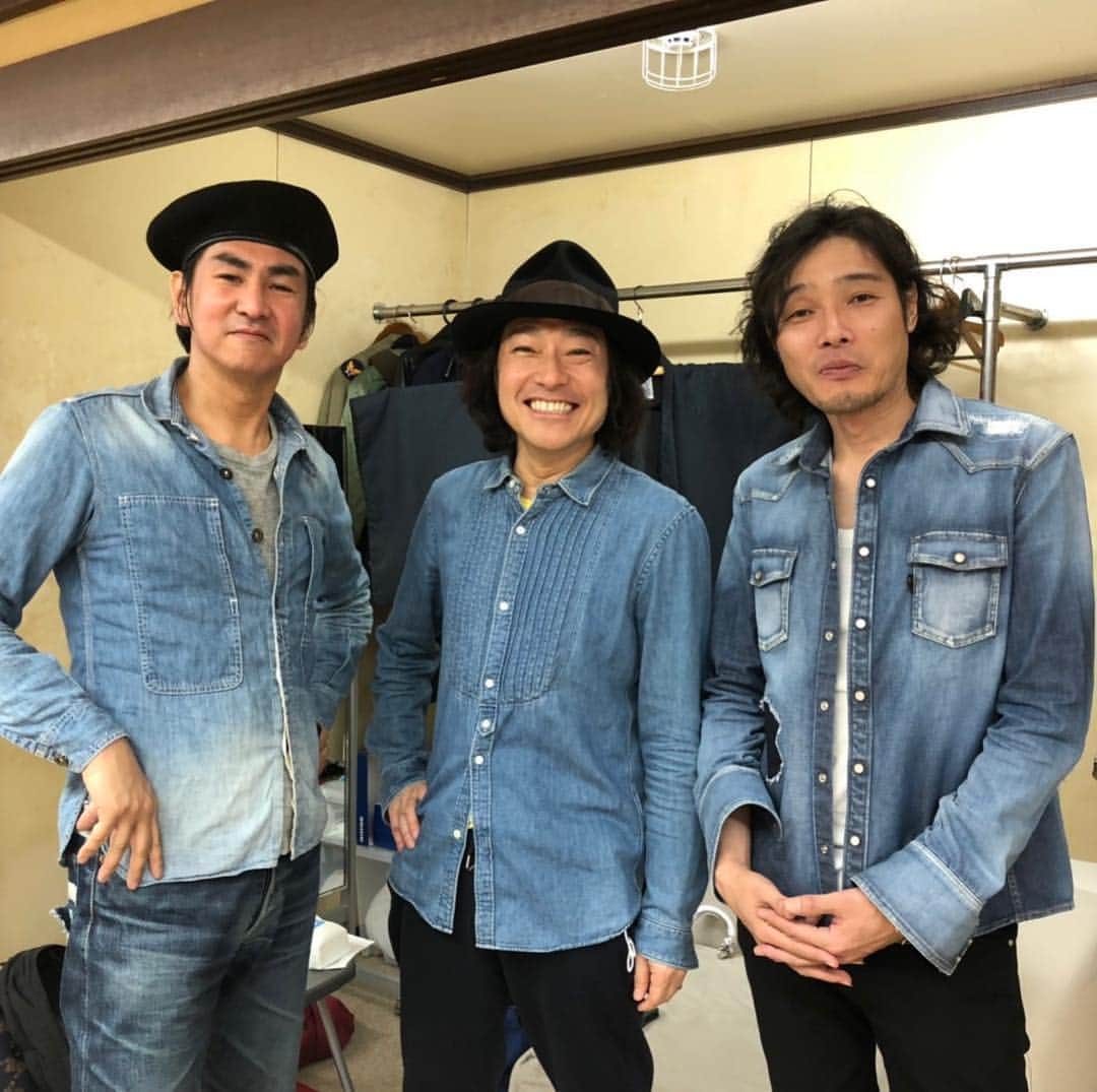 トータス松本のインスタグラム：「ギタージャンボリー！ 今回も楽しかったわ。ありがとう！J-WAVE！ #jwave  #ギタージャンボリー #弾き語り #なんで #みんな #デニム #やねん」