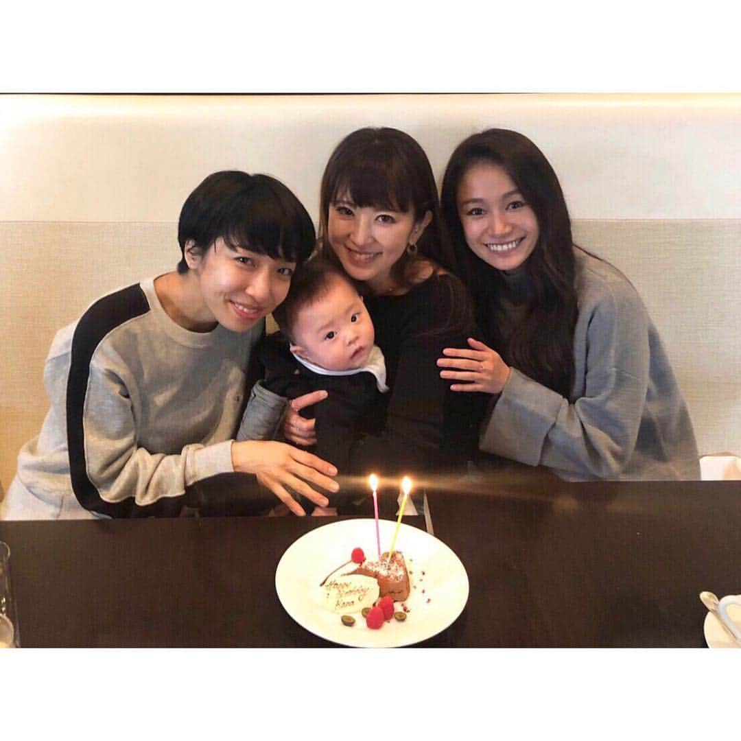 星野加奈のインスタグラム：「・ ・ 先日いつメンにお誕生日お祝いしてもらいました❤️ ・ ランチビュッフェだったから私が料理を取りに行く間みさとえりが👶を見ててくれたんだけど、人見知り激しいからギャン泣きすると思って心配してたのに席に戻ったら母の心配をよそに楽しそうに遊んでもらってました😅😂🥺(動画見てね) ・ さすが一児の母✨ ・ あやし方がお上手👏💕 ・ ・ もう何年目だろ… 毎年お祝いしてくれて本当にありがとう❤️ ・ #いつメン #六本木ランチ #ランチビュッフェ #お誕生日お祝い #ありがとう」