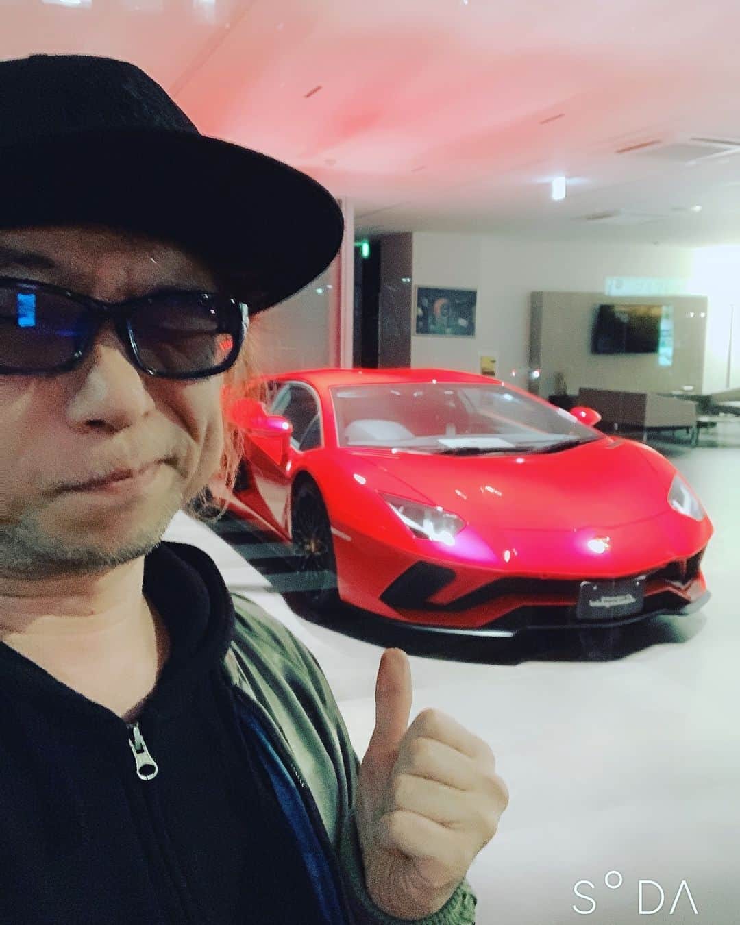 のインスタグラム：「. クルマ、のってく？ .  #自撮りおじさん #ランボルギーニ #car #lamborghini  #10年ハンドル握ってない #ベンツ4台買わなかったらこれ買えたかもな  #f4f  #life  #model  #picoftheday  #family  #cute  #vsco  #cat  #makeup  #beautiful  #drawing  #nyc  #sunset  #christmas  #instamood  #beach  #yummy  #workout  #work  #foodporn」